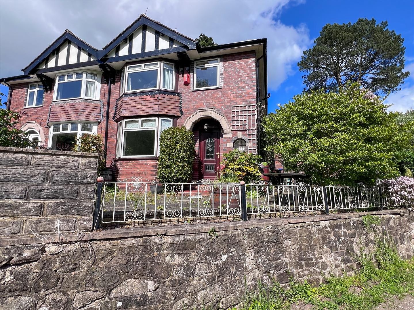 3 bedroom Semi-detached house Under Offer