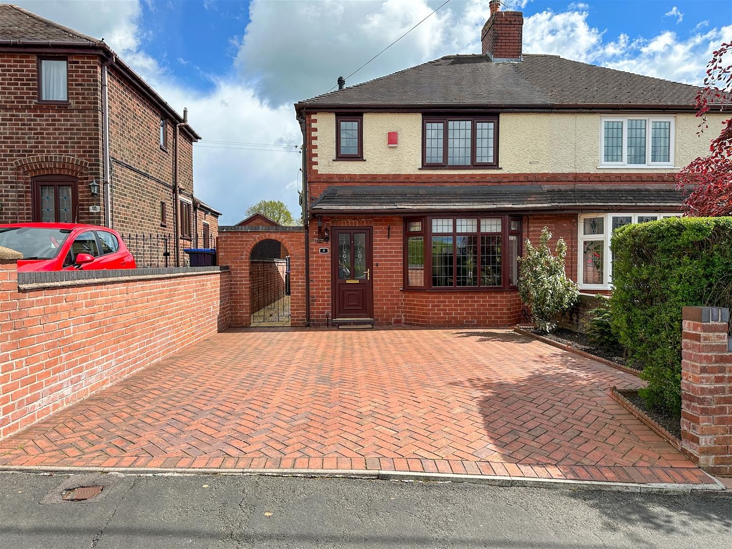 2 bedroom Semi-detached house Under Offer