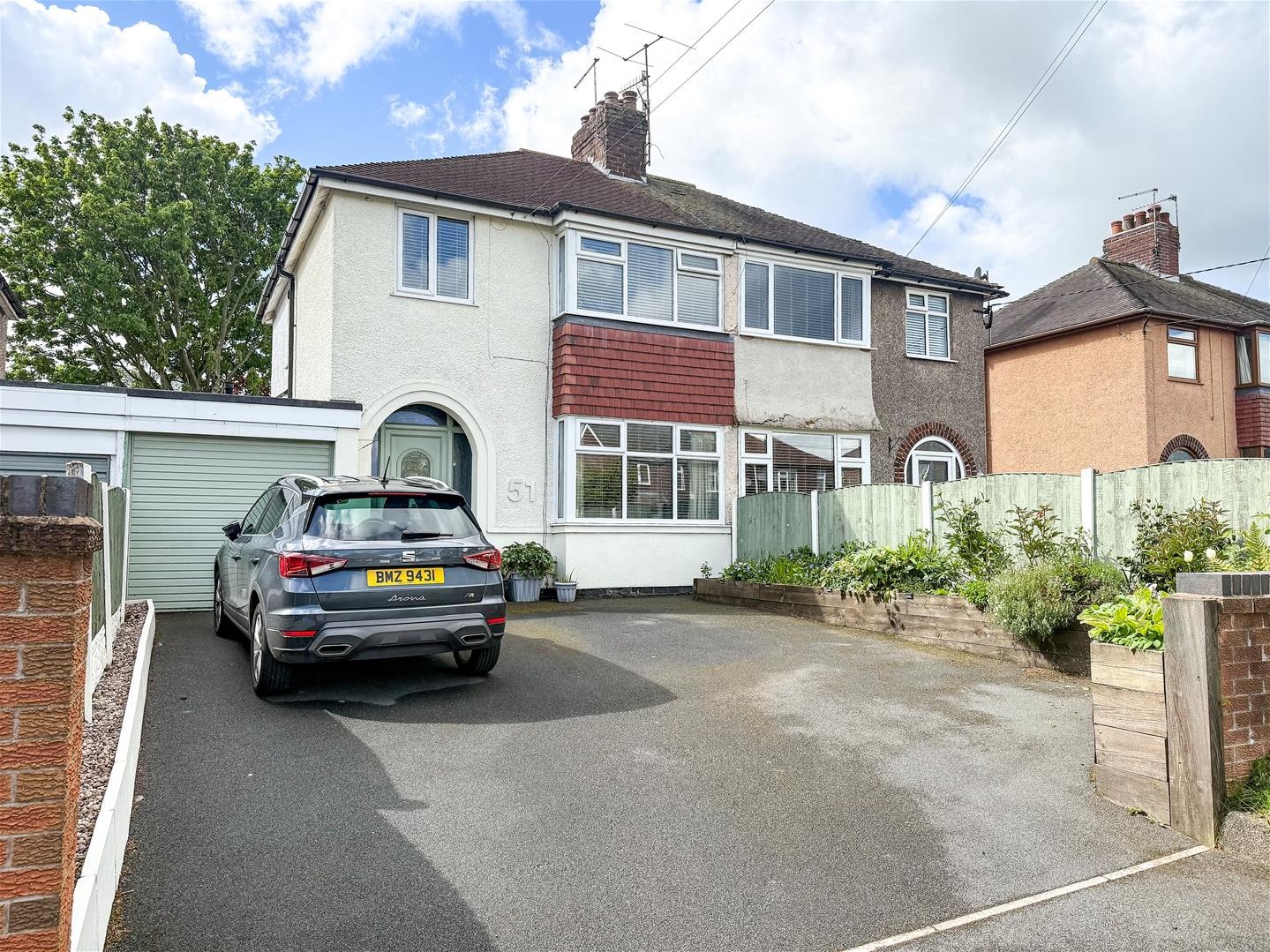 3 bedroom Semi-detached house Under Offer