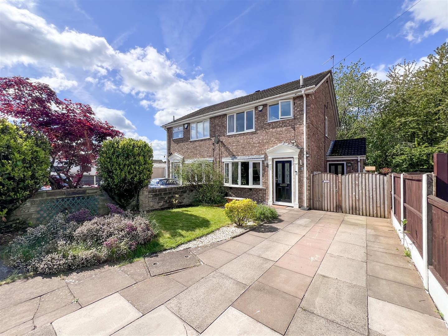 3 bedroom Semi-detached house Under Offer