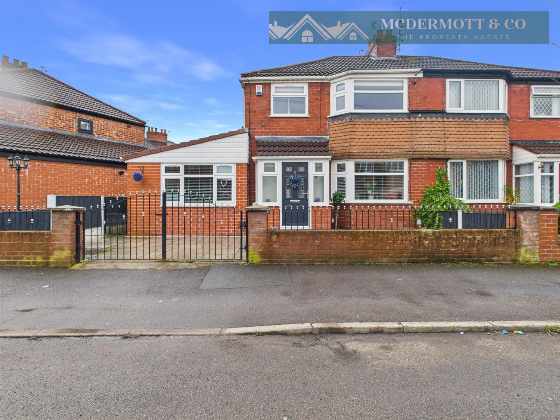 3 bedroom Semi-detached house Under Offer