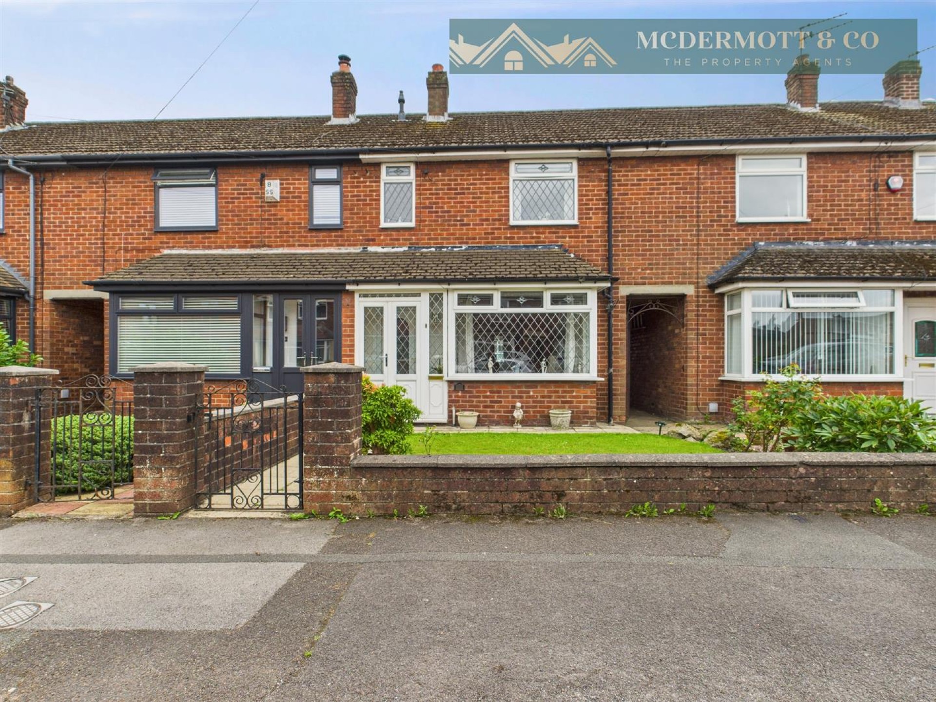 3 bedroom Semi-detached house Under Offer