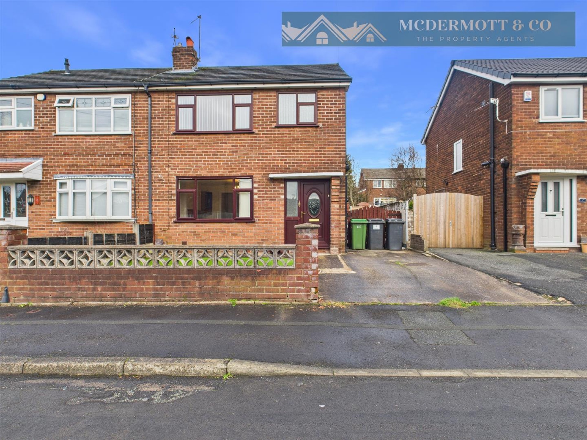 3 bedroom Semi-detached house Under Offer