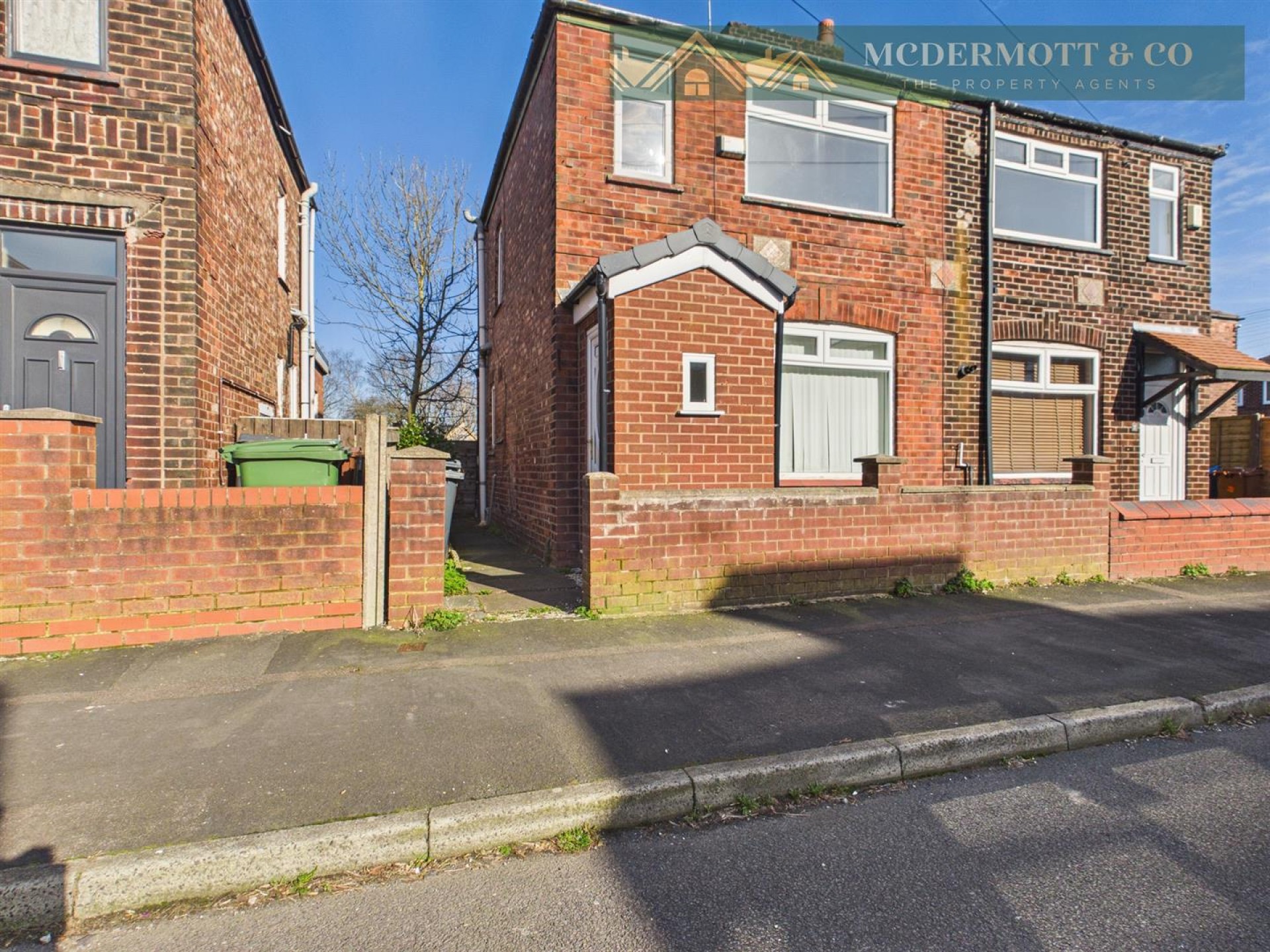 2 bedroom Semi-detached house Under Offer
