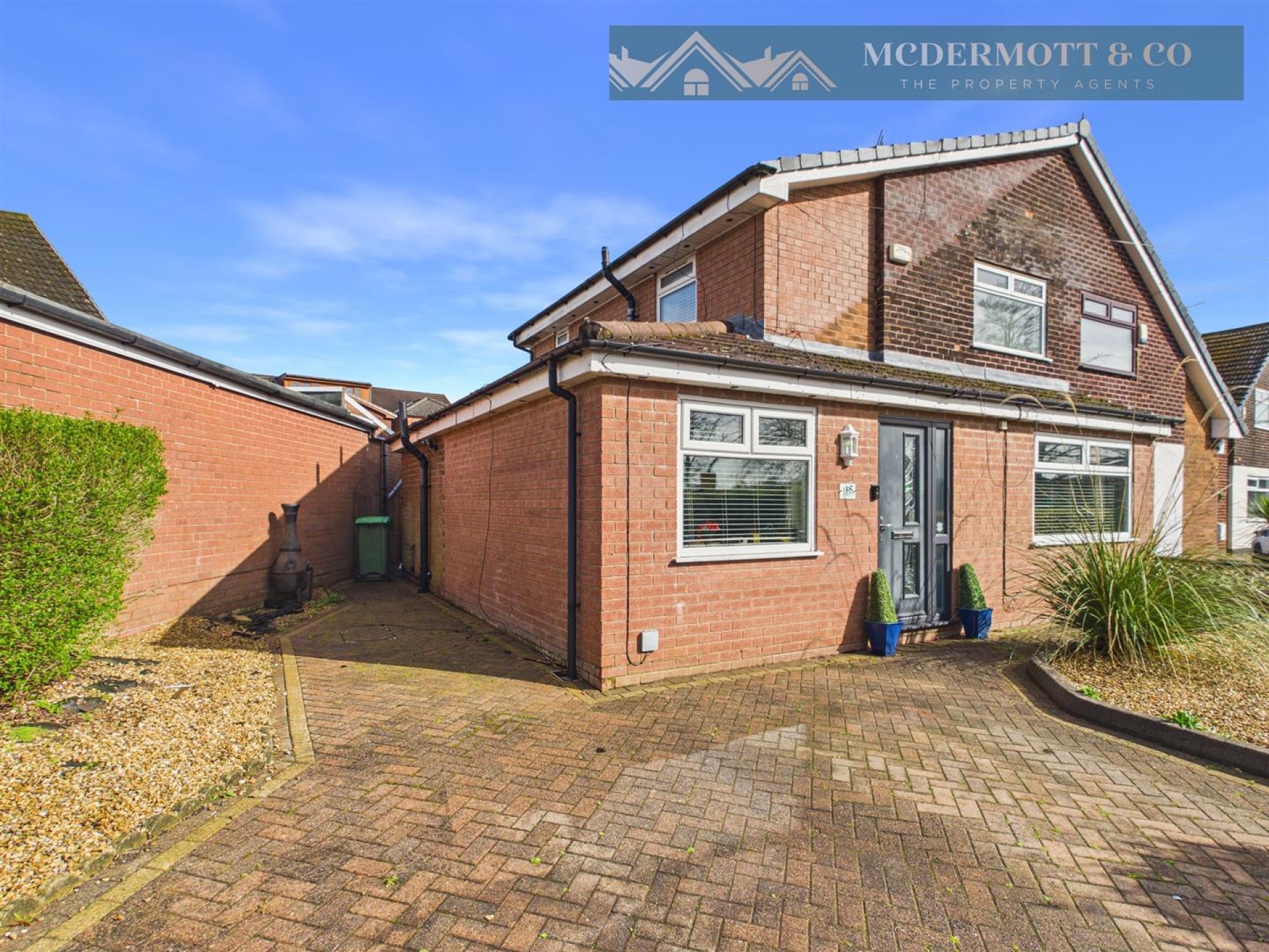 3 bedroom Semi-detached house Under Offer