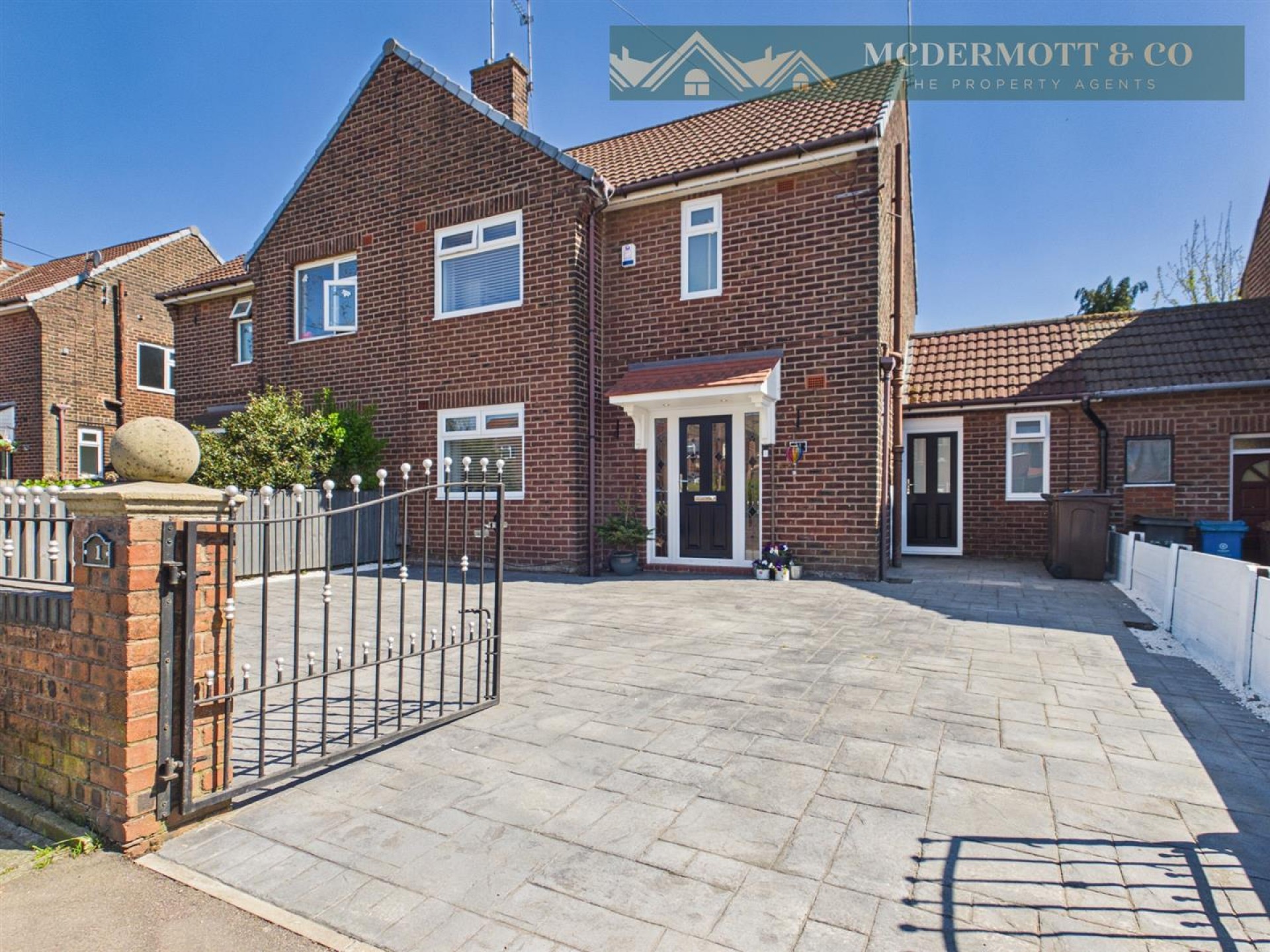 3 bedroom Semi-detached house Under Offer