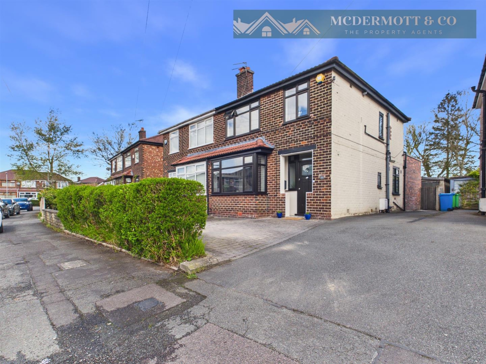 3 bedroom Semi-detached house Under Offer