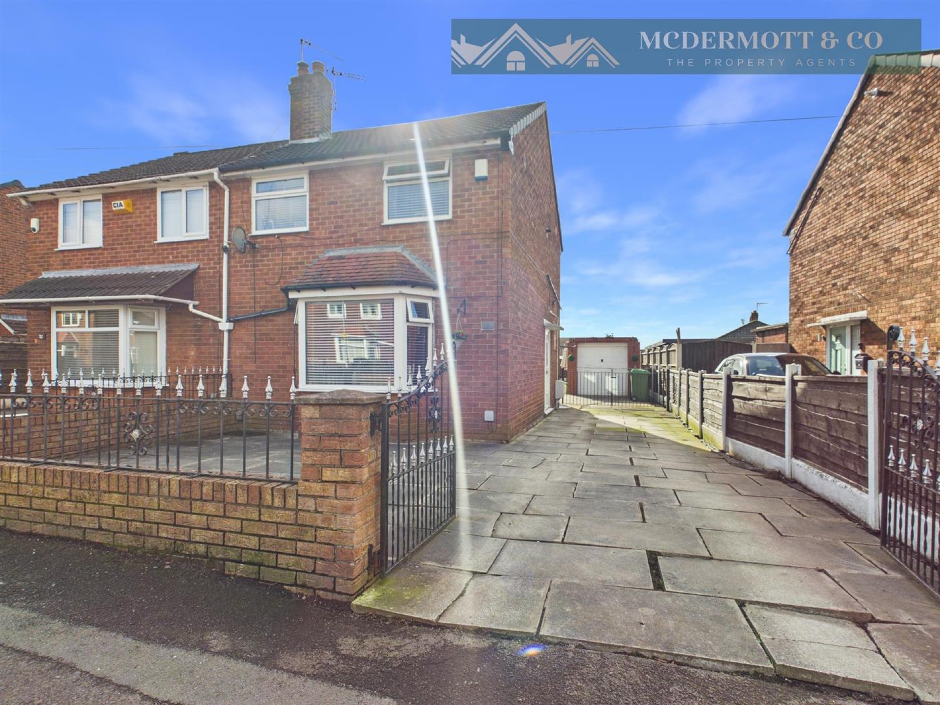 3 bedroom Semi-detached house Under Offer