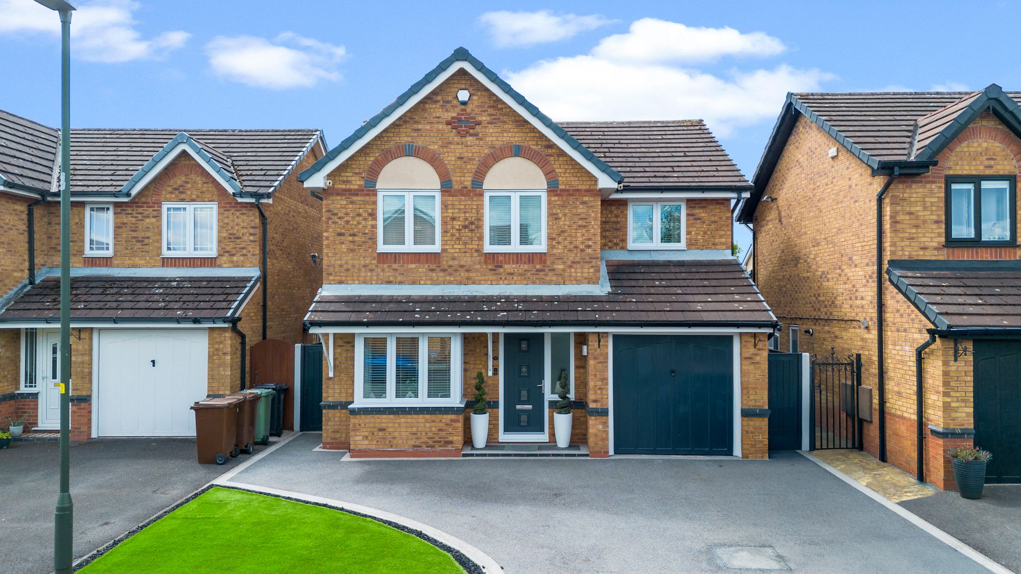 4 bedroom Detached house Under Offer