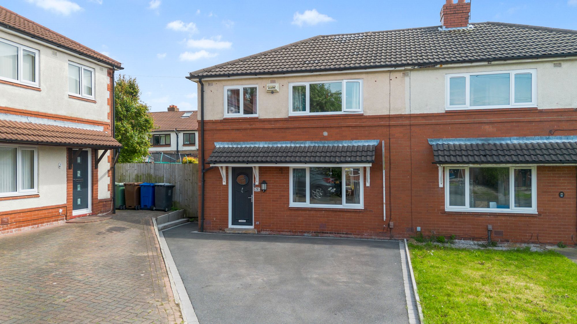 3 bedroom Semi-detached house Under Offer