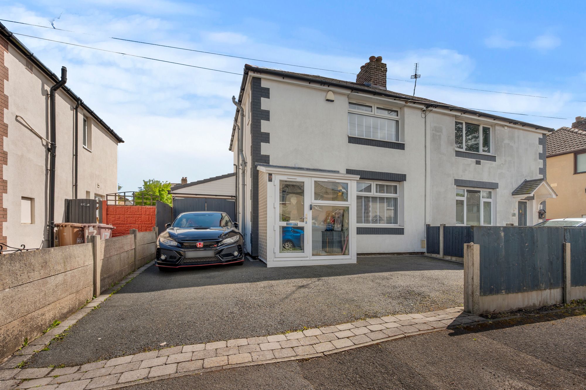 3 bedroom Semi-detached house Under Offer