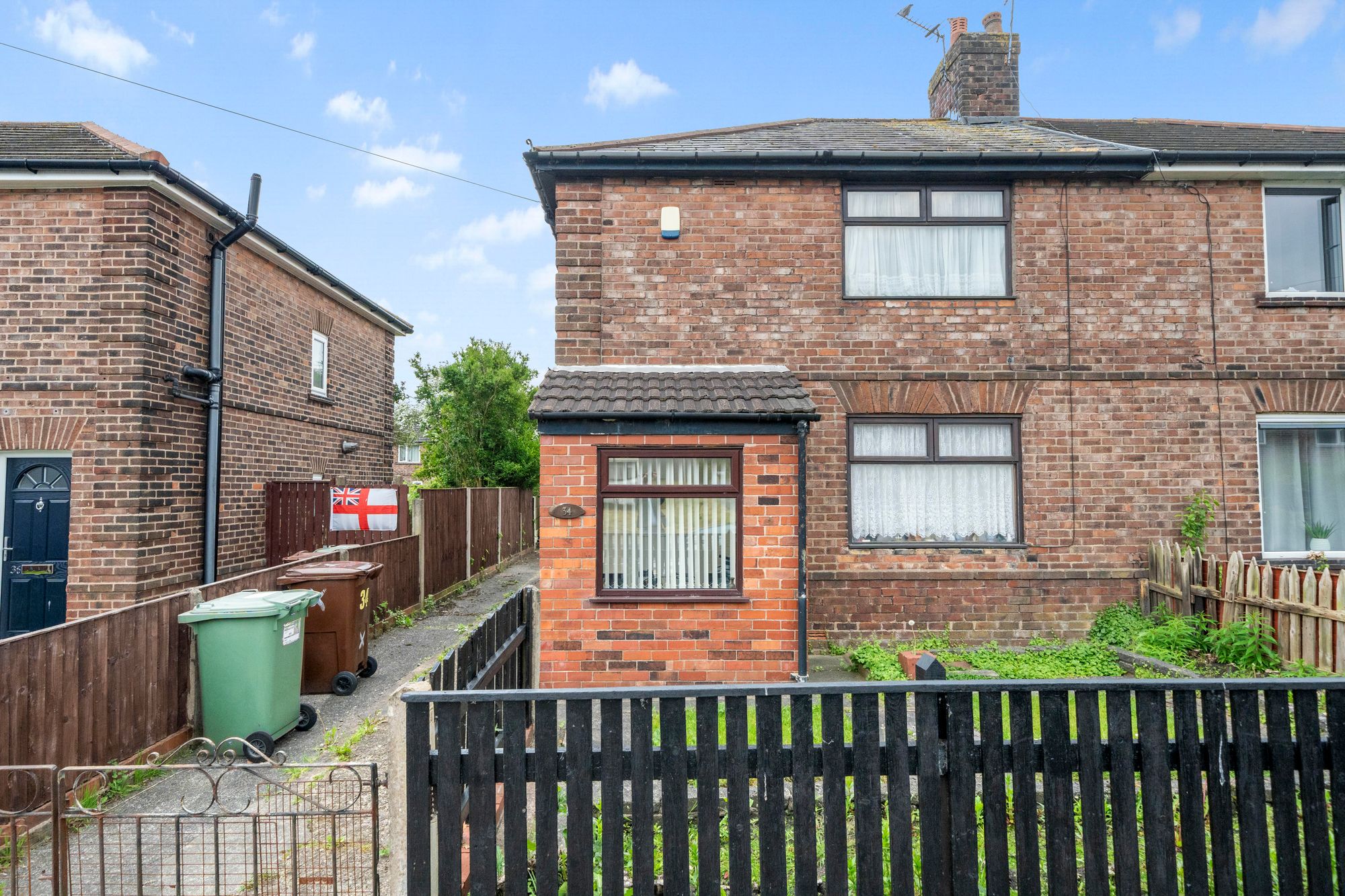 3 bedroom Semi-detached house Under Offer