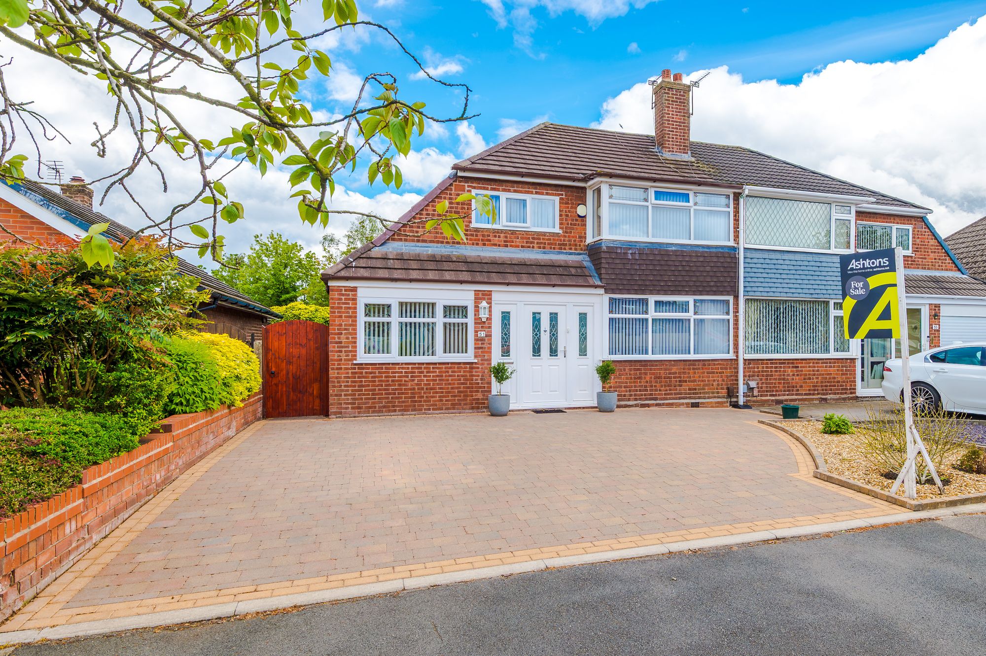 3 bedroom Semi-detached house Under Offer