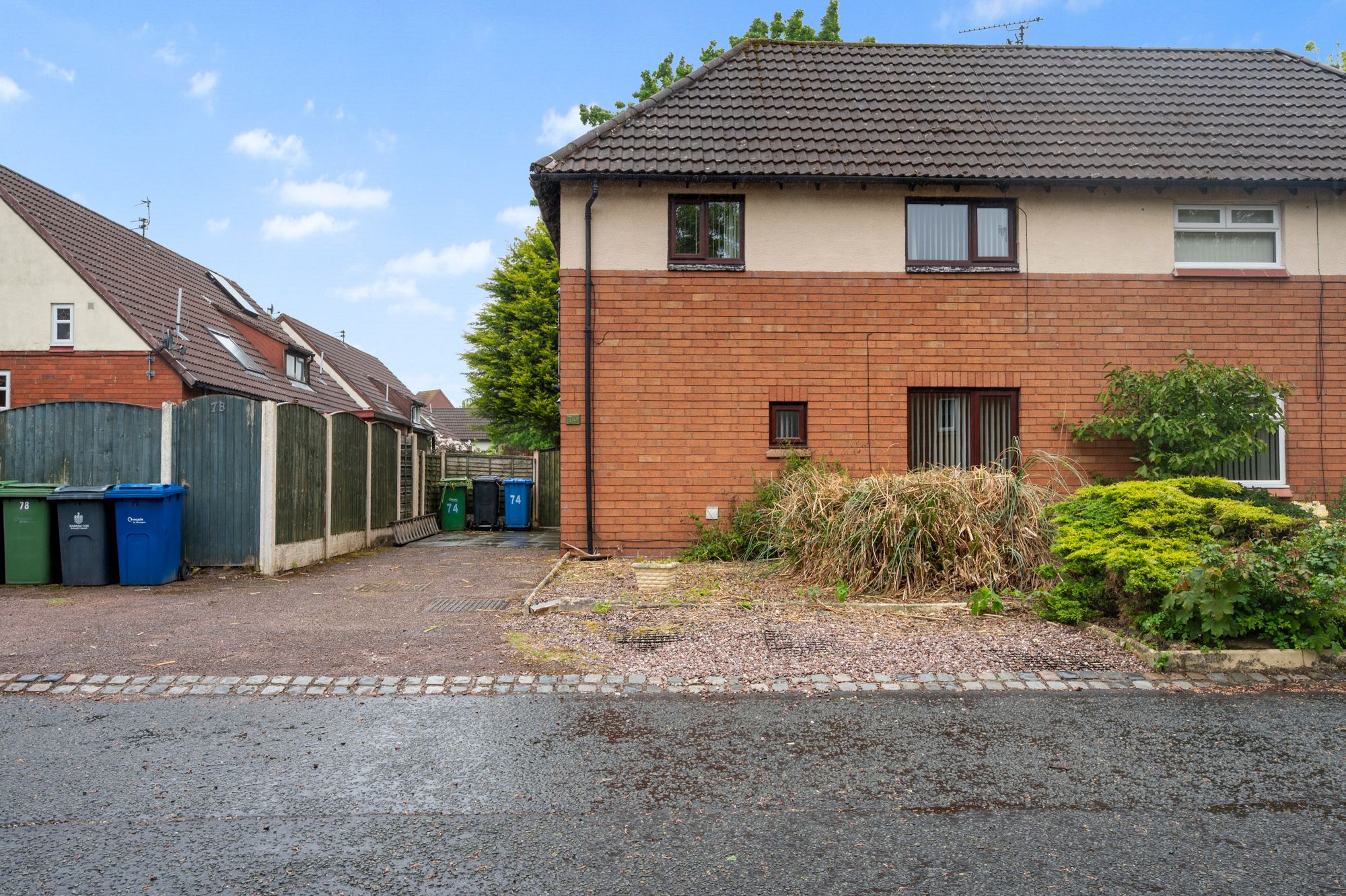3 bedroom Semi-detached house Under Offer