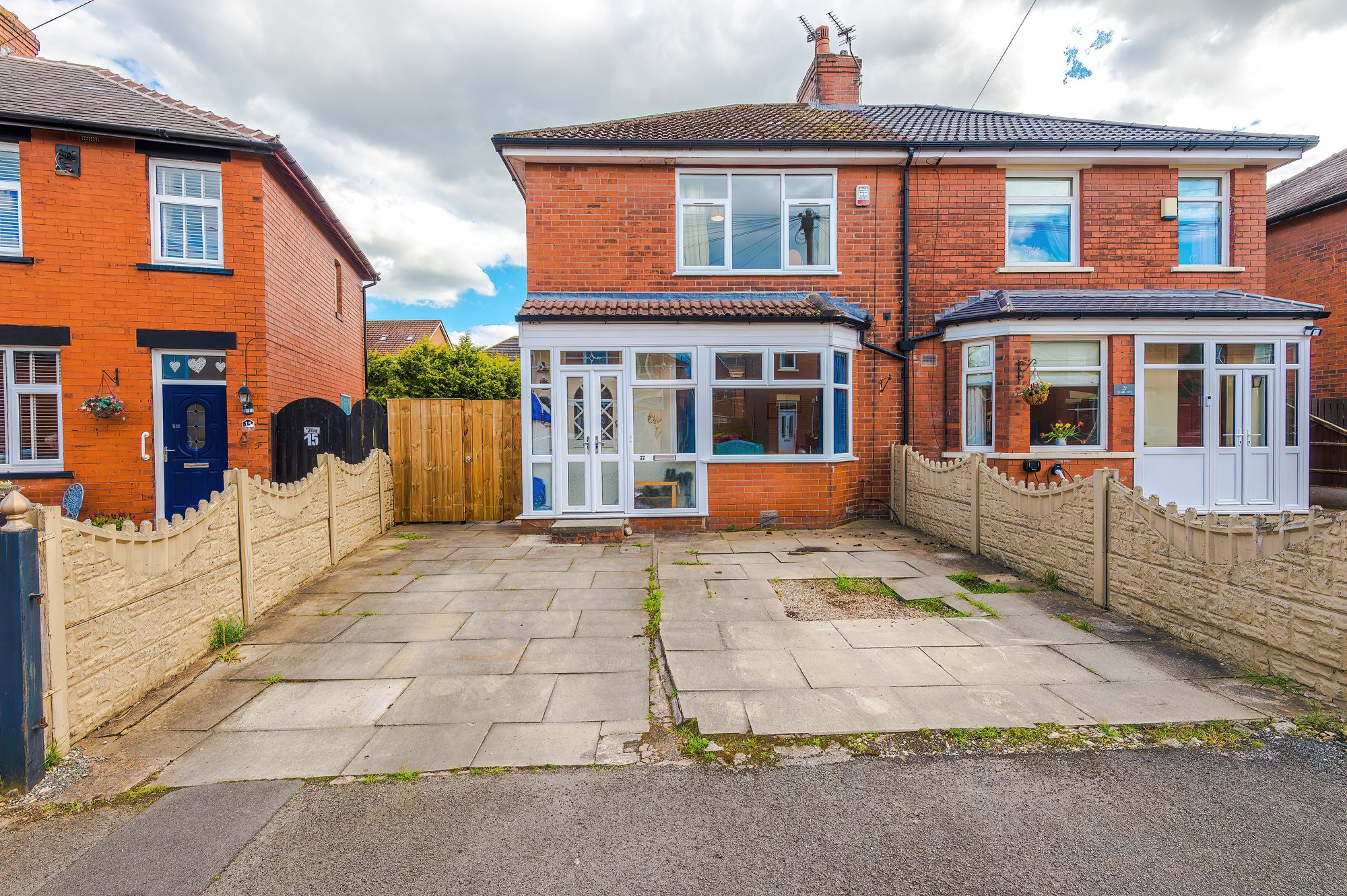 3 bedroom Semi-detached house Under Offer