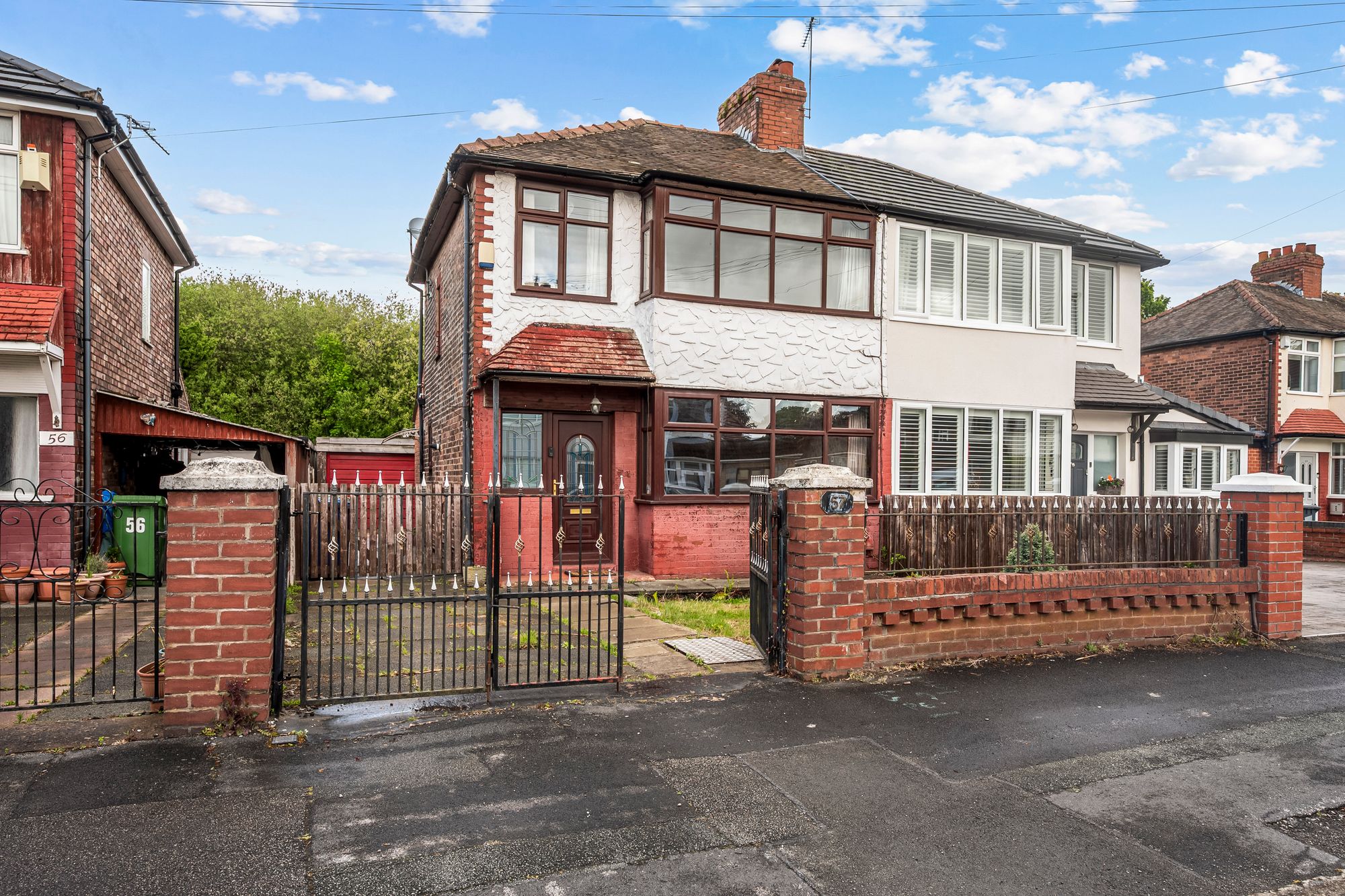 3 bedroom Semi-detached house Under Offer