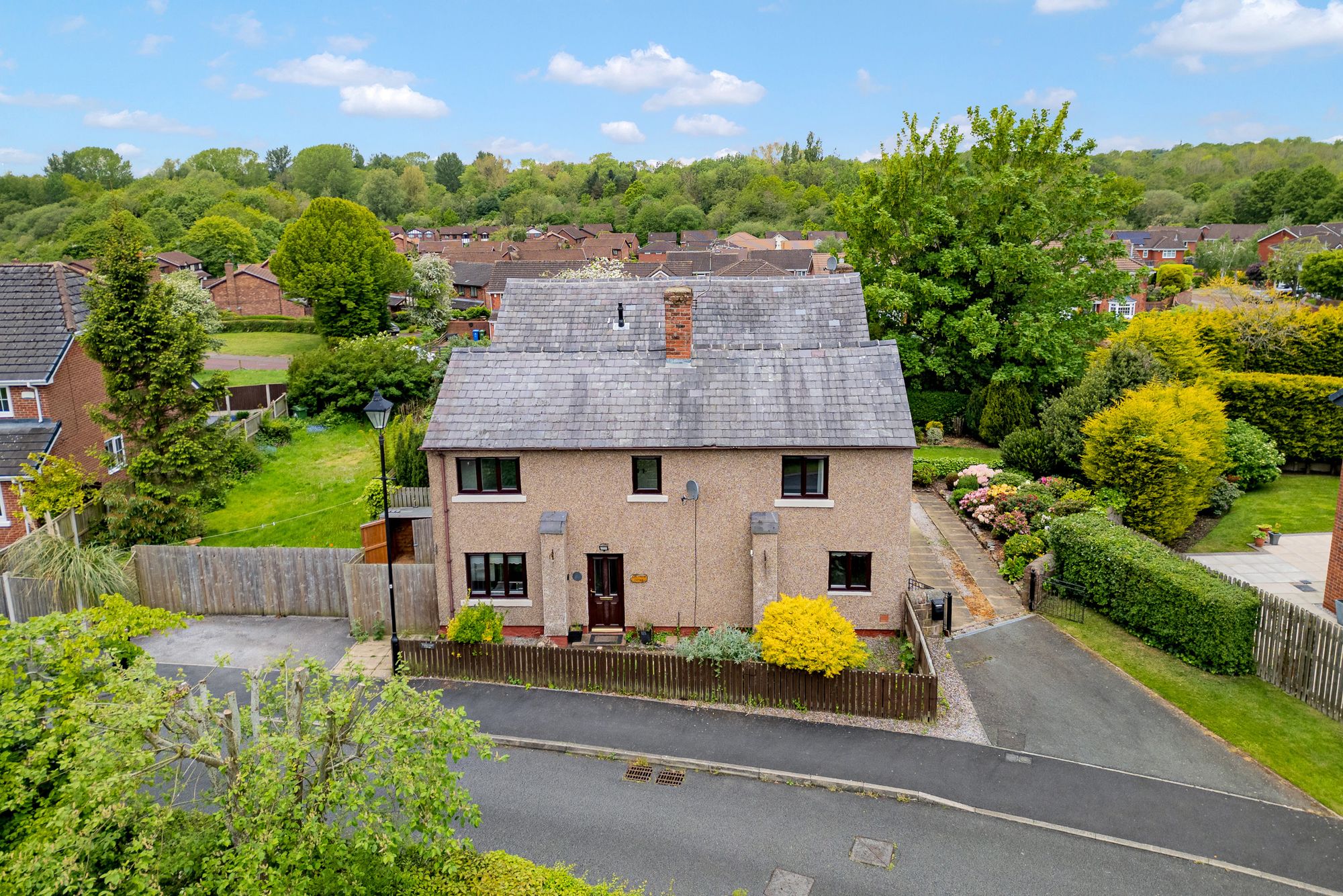 3 bedroom Semi-detached house Under Offer