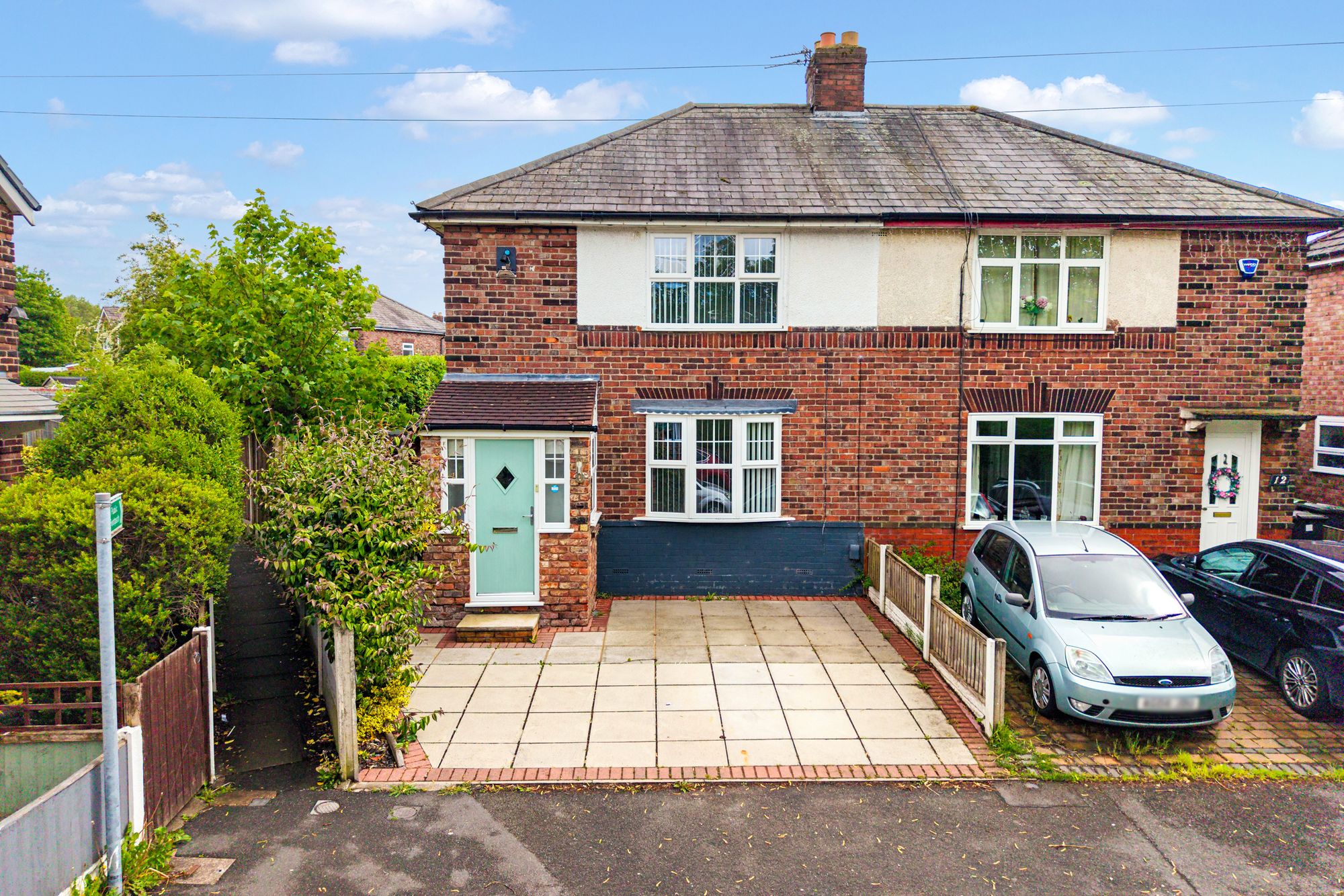 2 bedroom Semi-detached house Under Offer