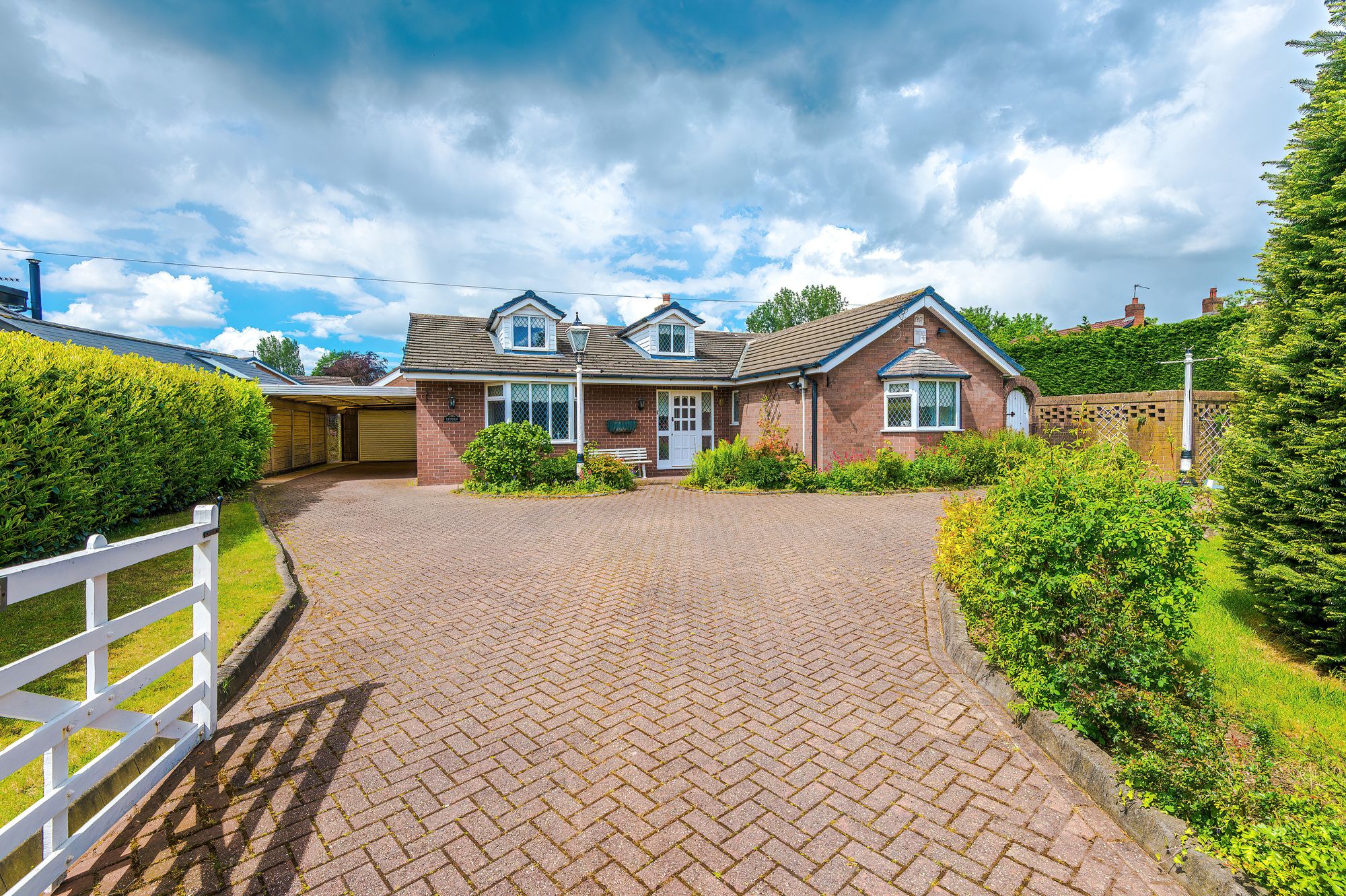 3 bedroom Detached bungalow For Sale