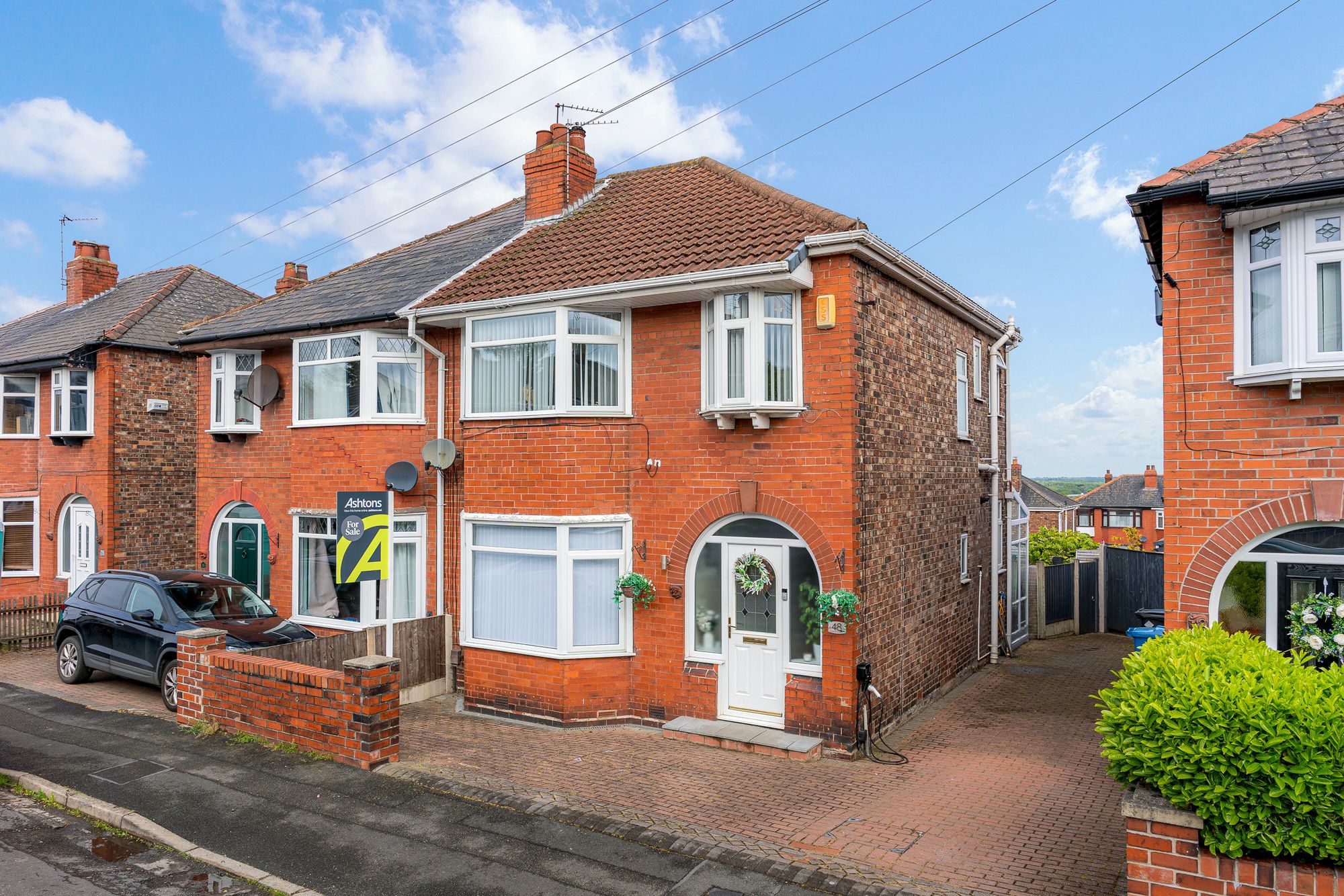 3 bedroom Semi-detached house Under Offer
