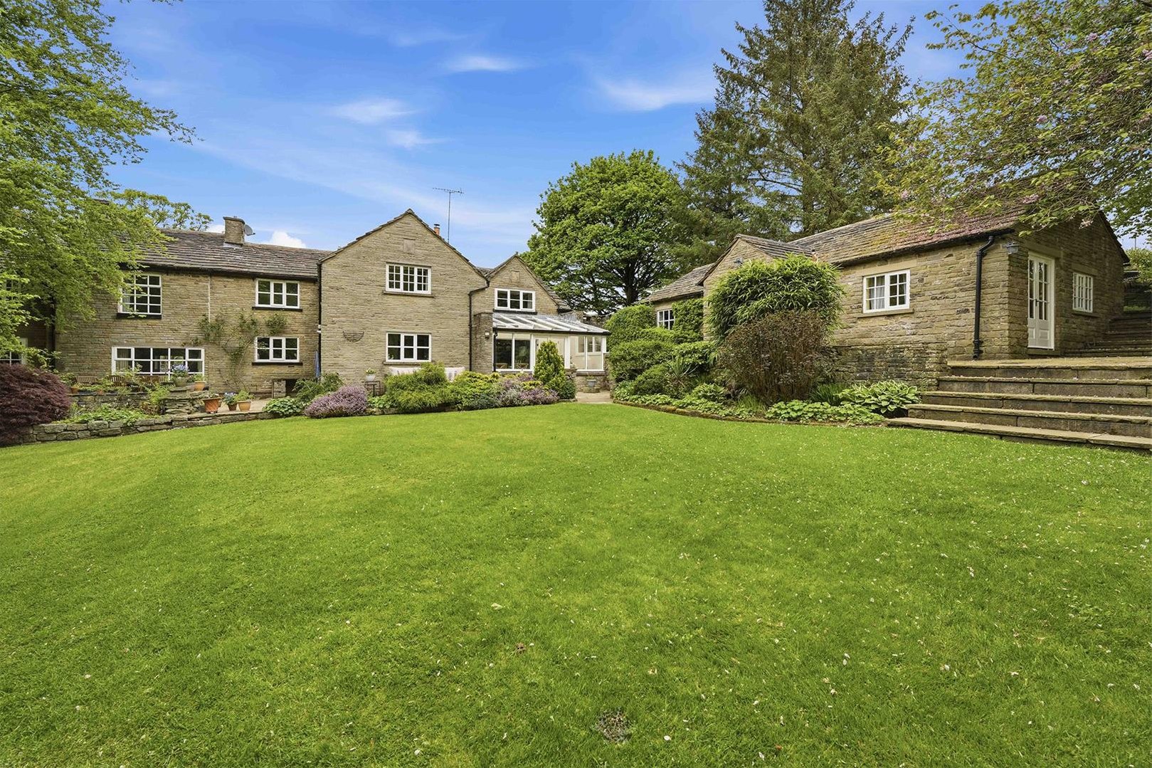 5 bedroom Detached house Under Offer