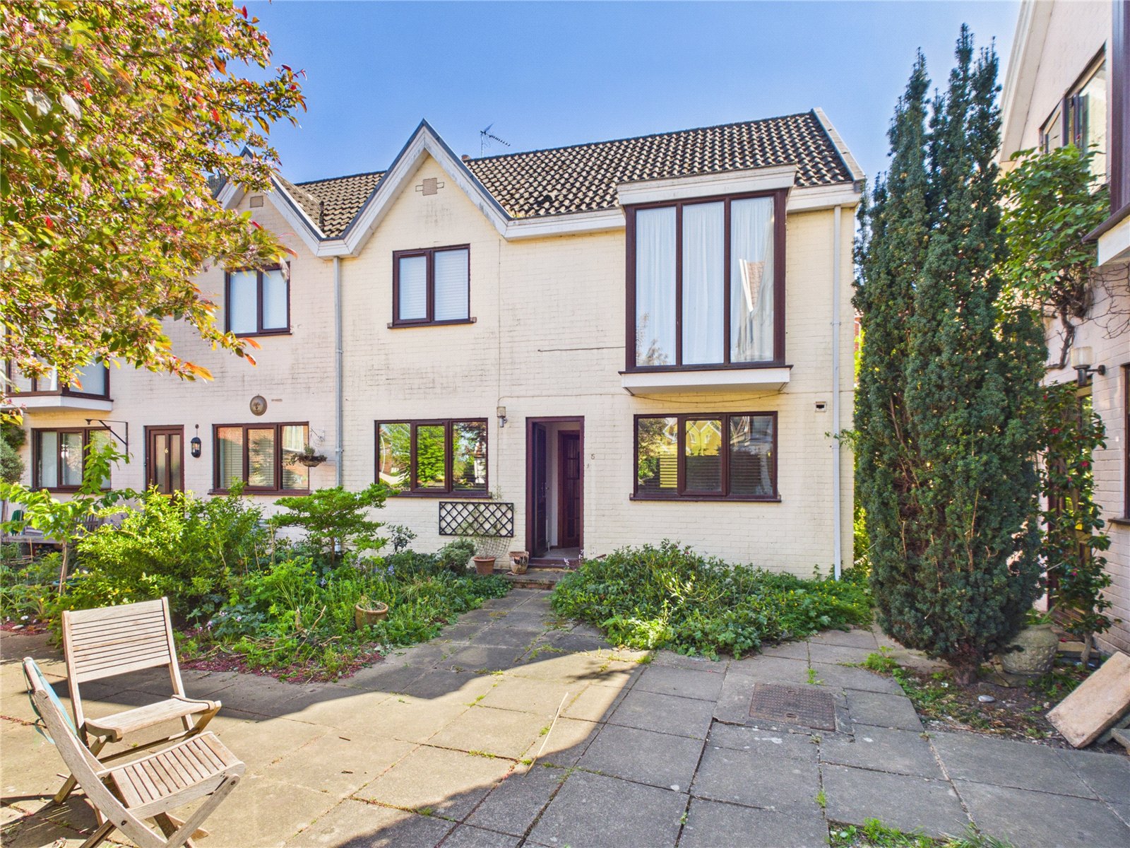 2 bedroom Semi-detached house Under Offer