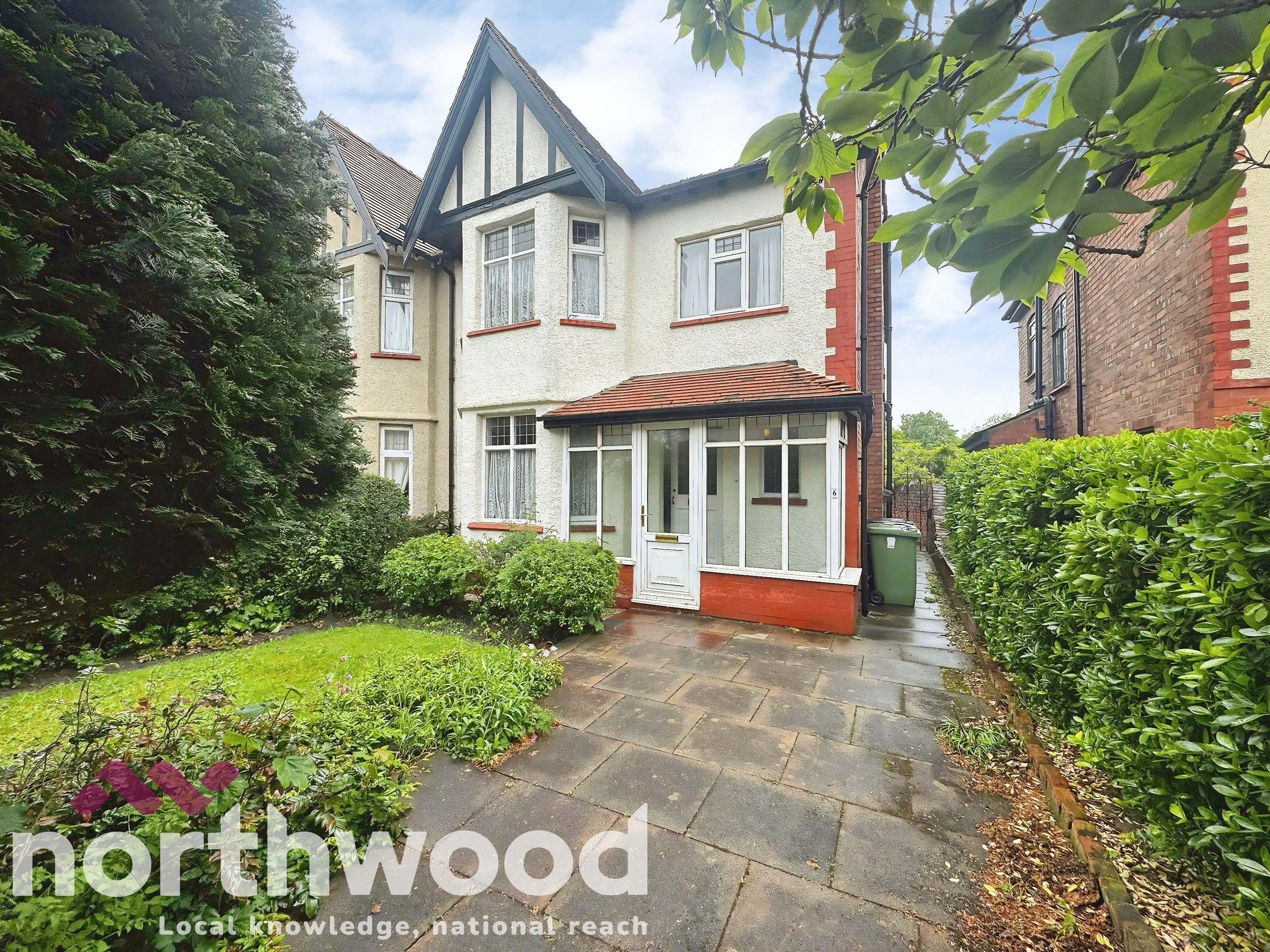 3 bedroom Semi-detached house Under Offer