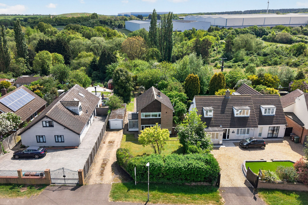 3 bedroom Detached house For Sale