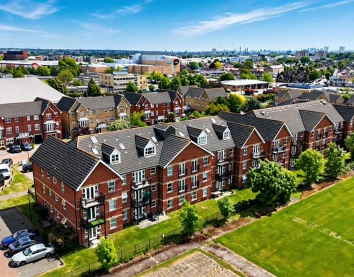 2 bedroom Flat For Sale