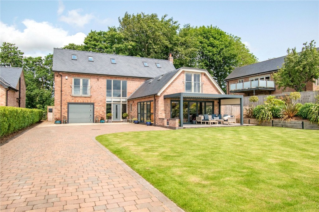 6 bedroom Detached house Under Offer
