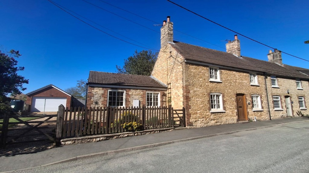 3 bedroom Cottage For Sale