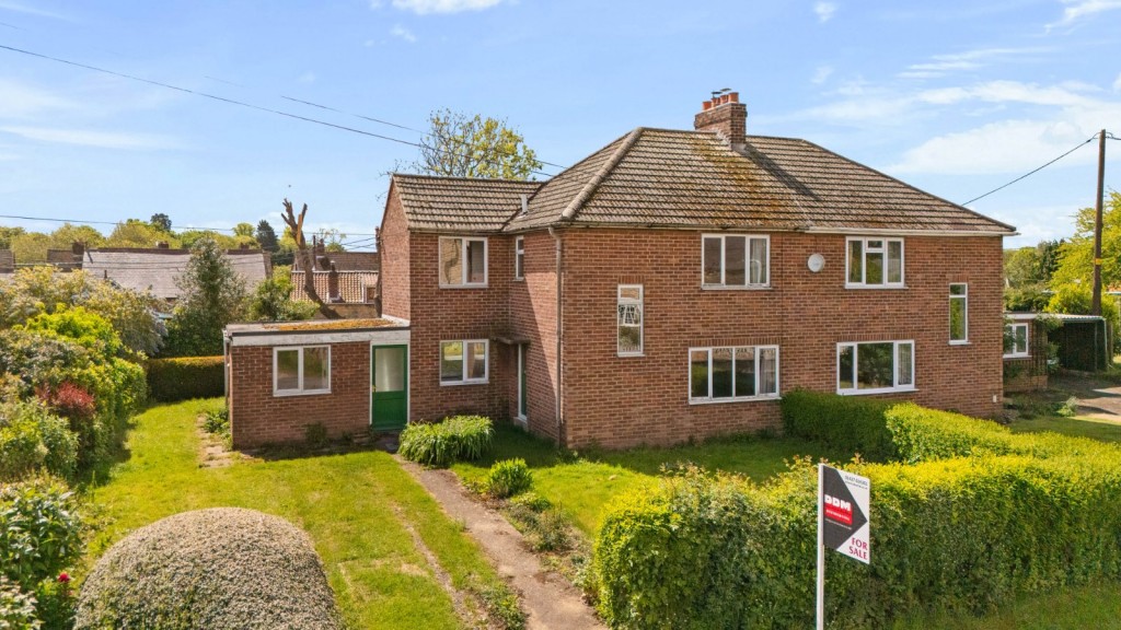 3 bedroom Semi-detached house Under Offer