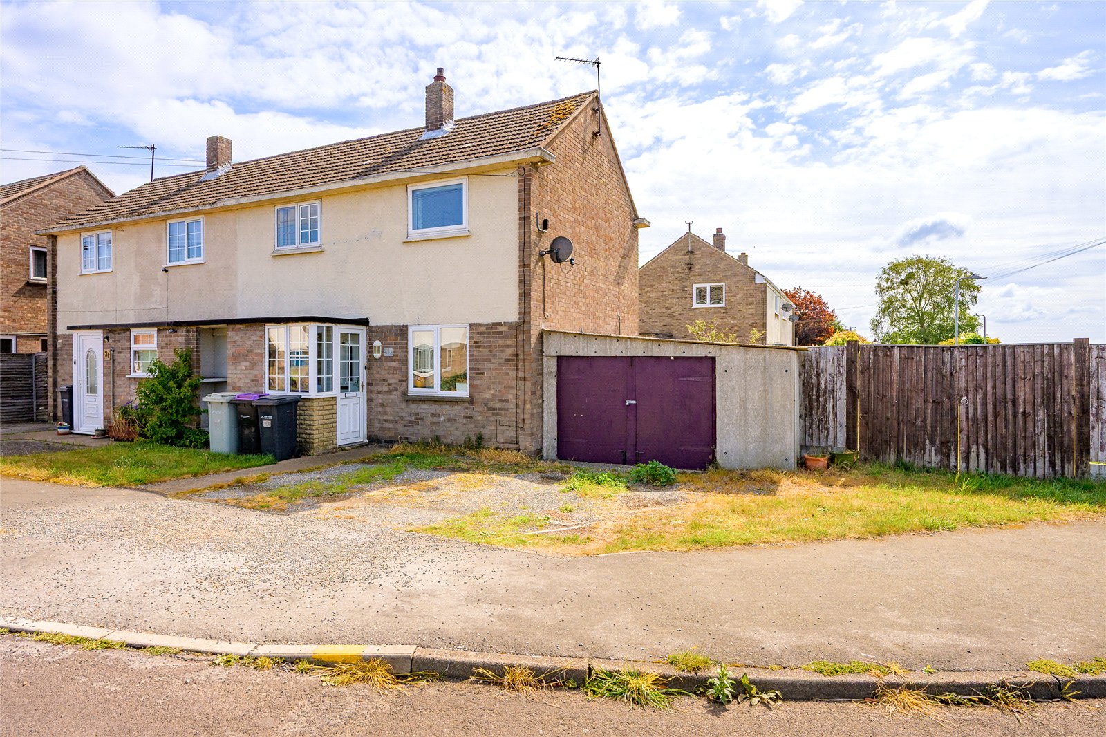 2 bedroom Semi-detached house Under Offer
