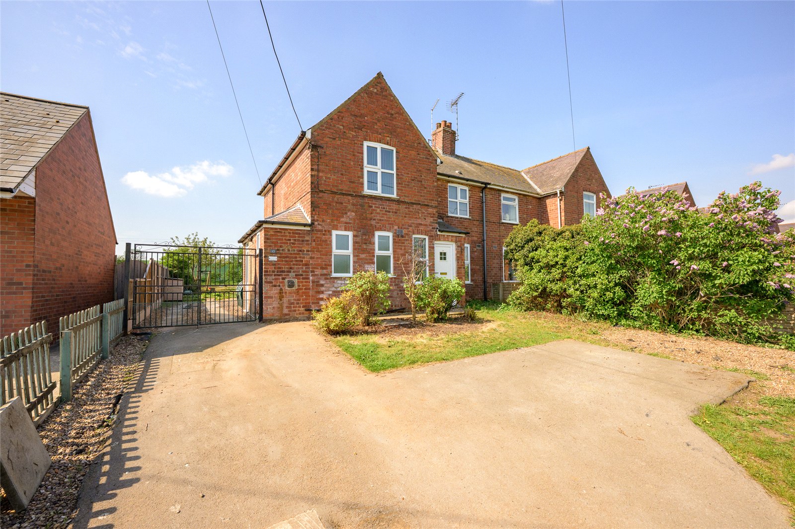 3 bedroom Semi-detached house Under Offer