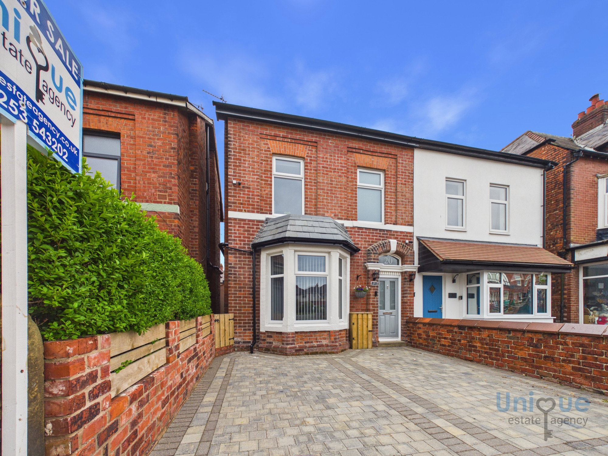 3 bedroom Semi-detached house Under Offer