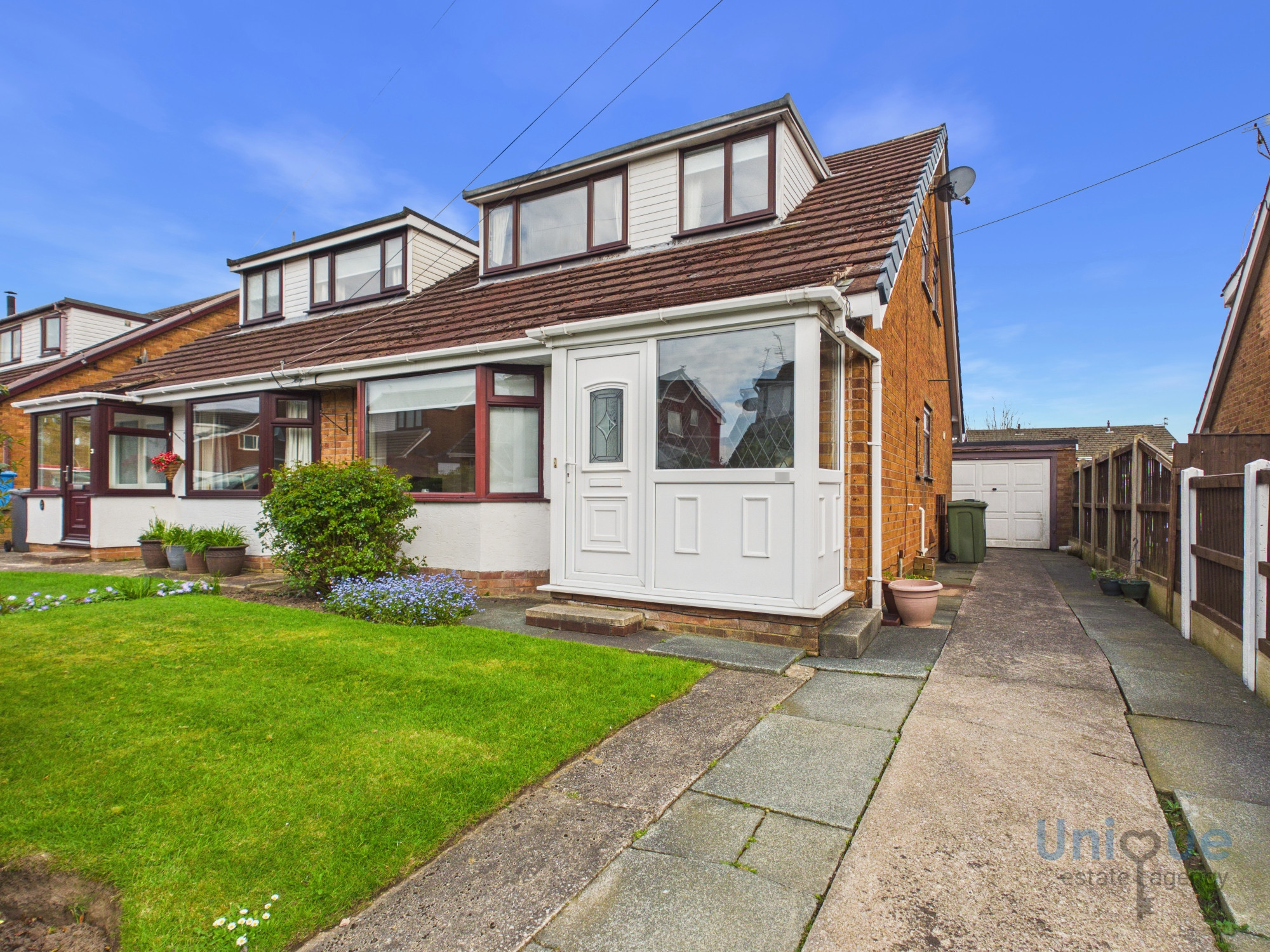 3 bedroom Semi-detached house Under Offer