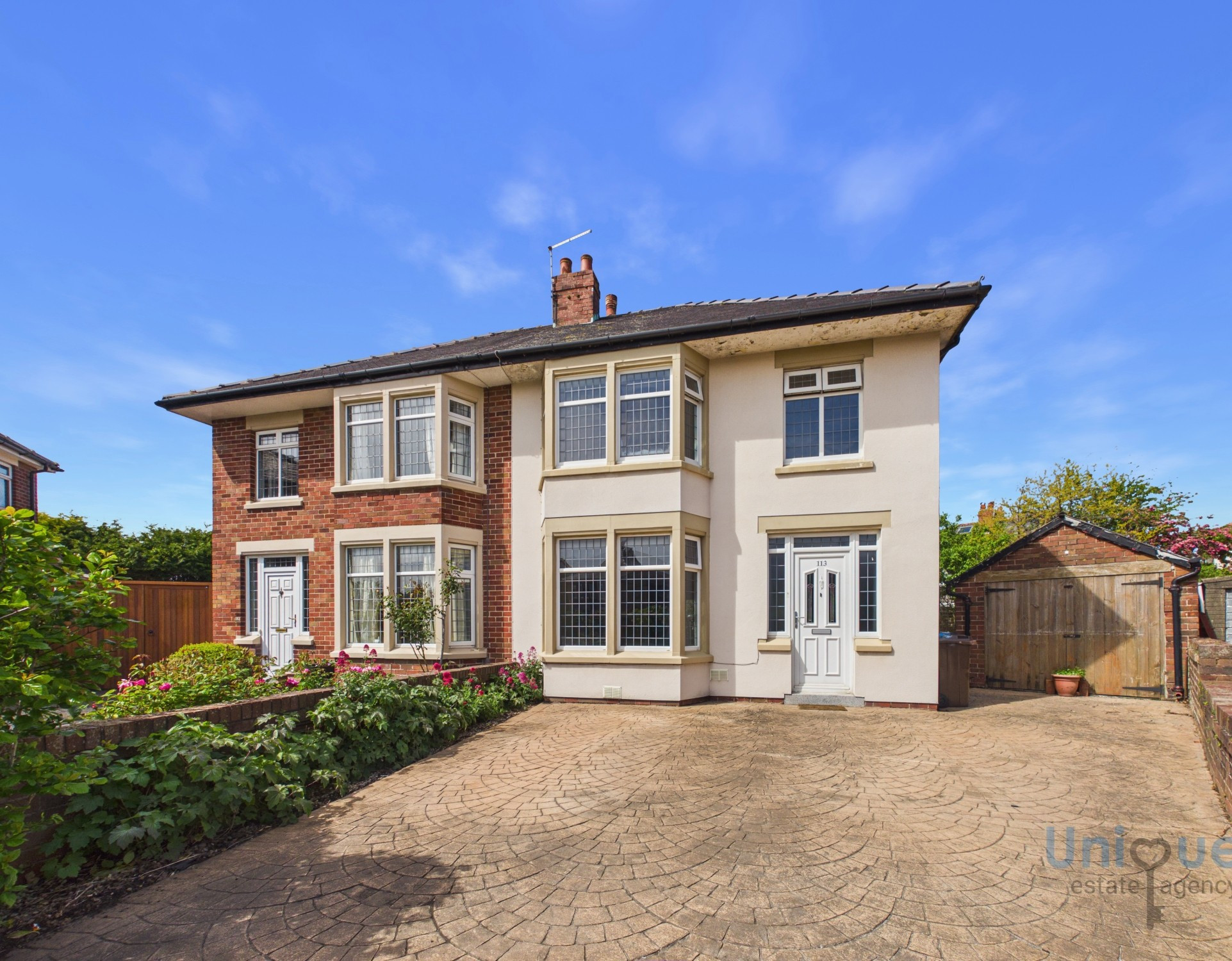 3 bedroom Semi-detached house Under Offer