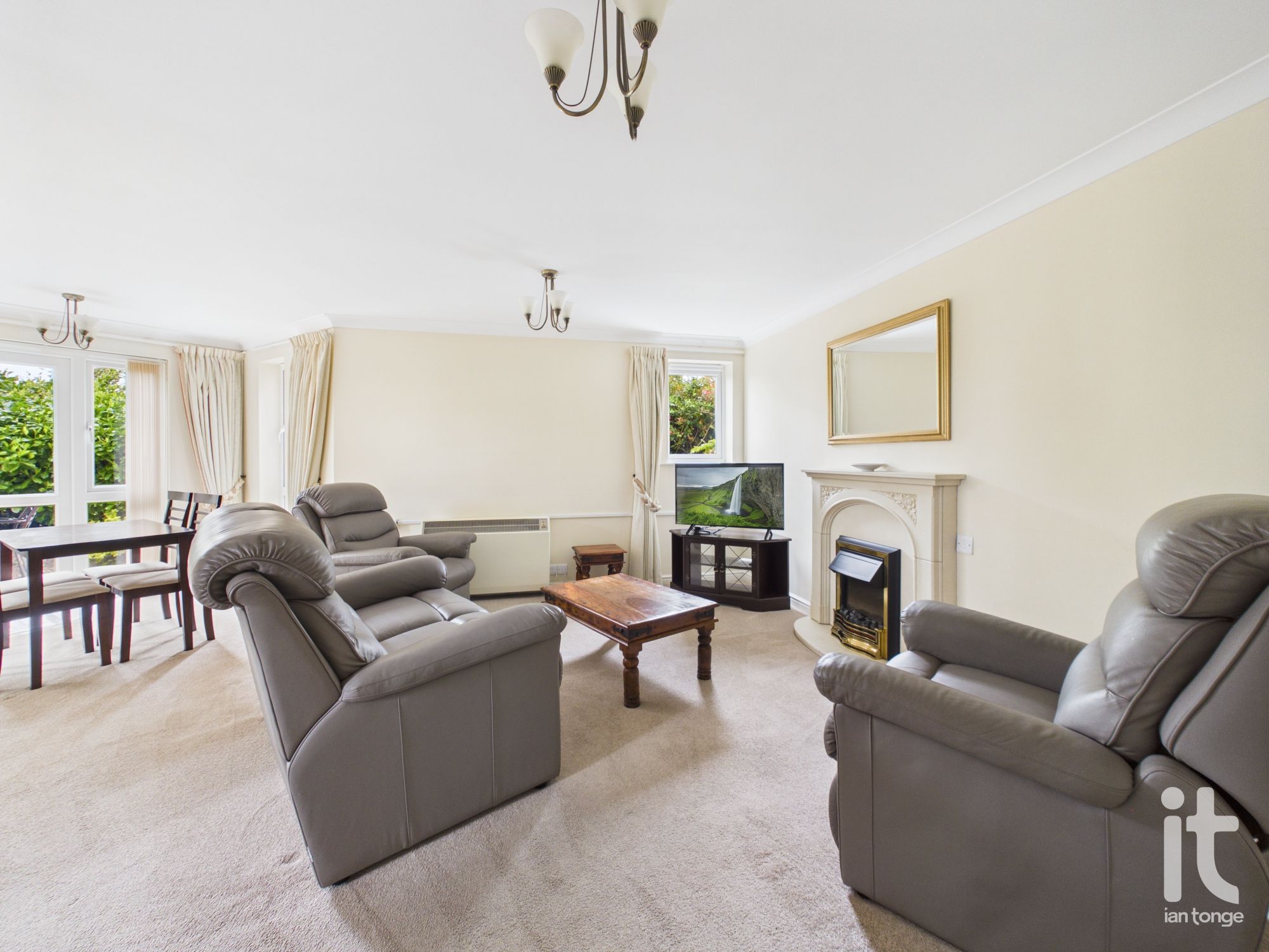 2 bedroom Flat For Sale