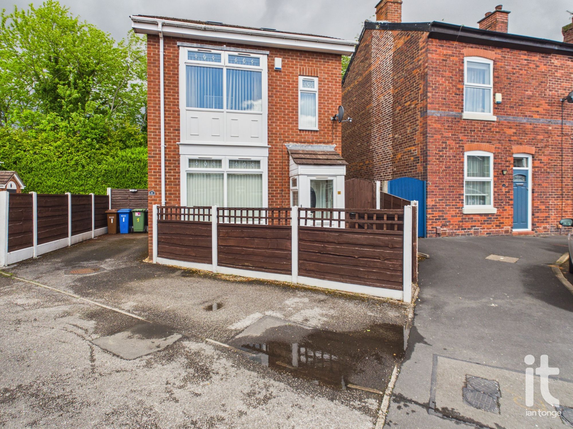 3 bedroom Detached house For Sale