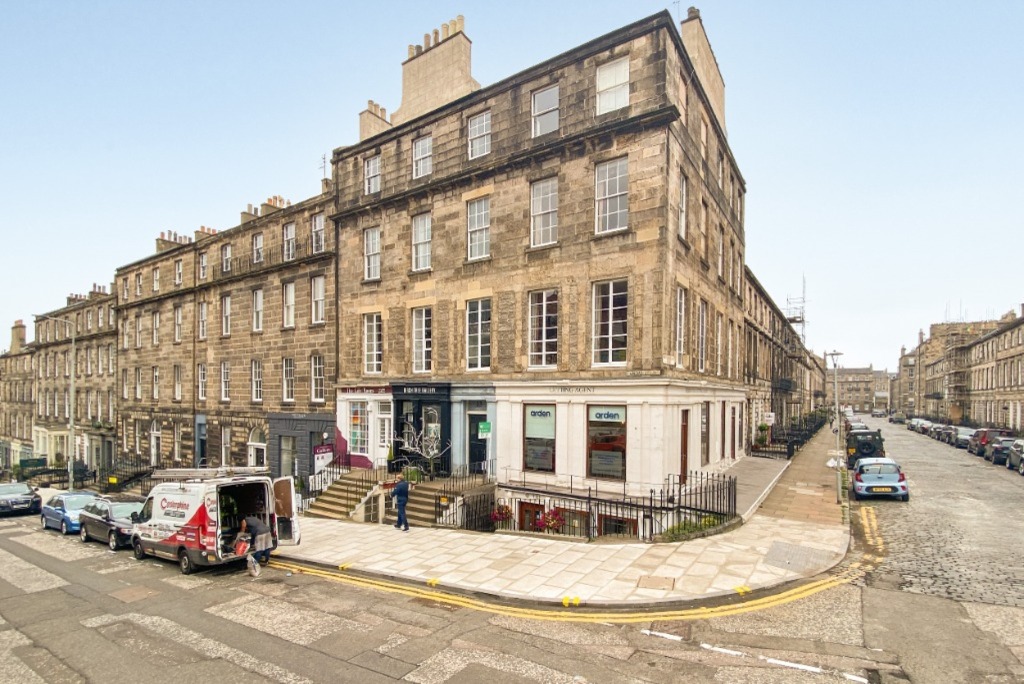 3 bedroom Flat To Let