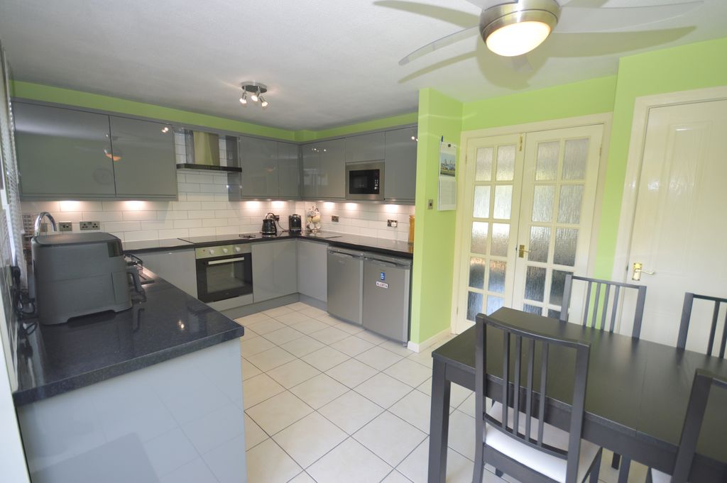 3 bedroom Link detached house For Sale