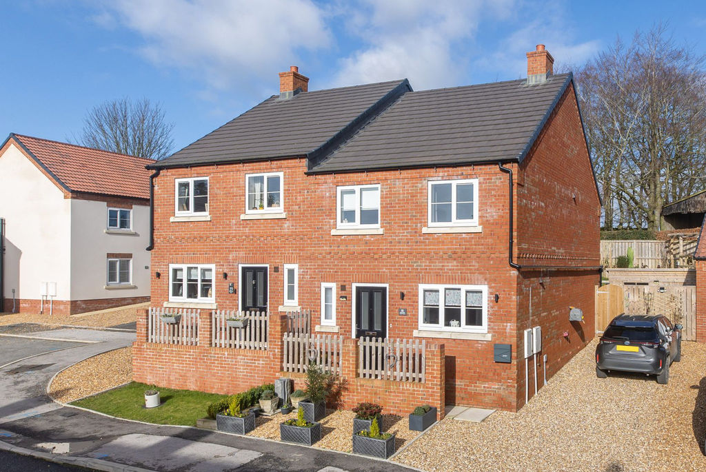 3 bedroom Semi-detached house For Sale