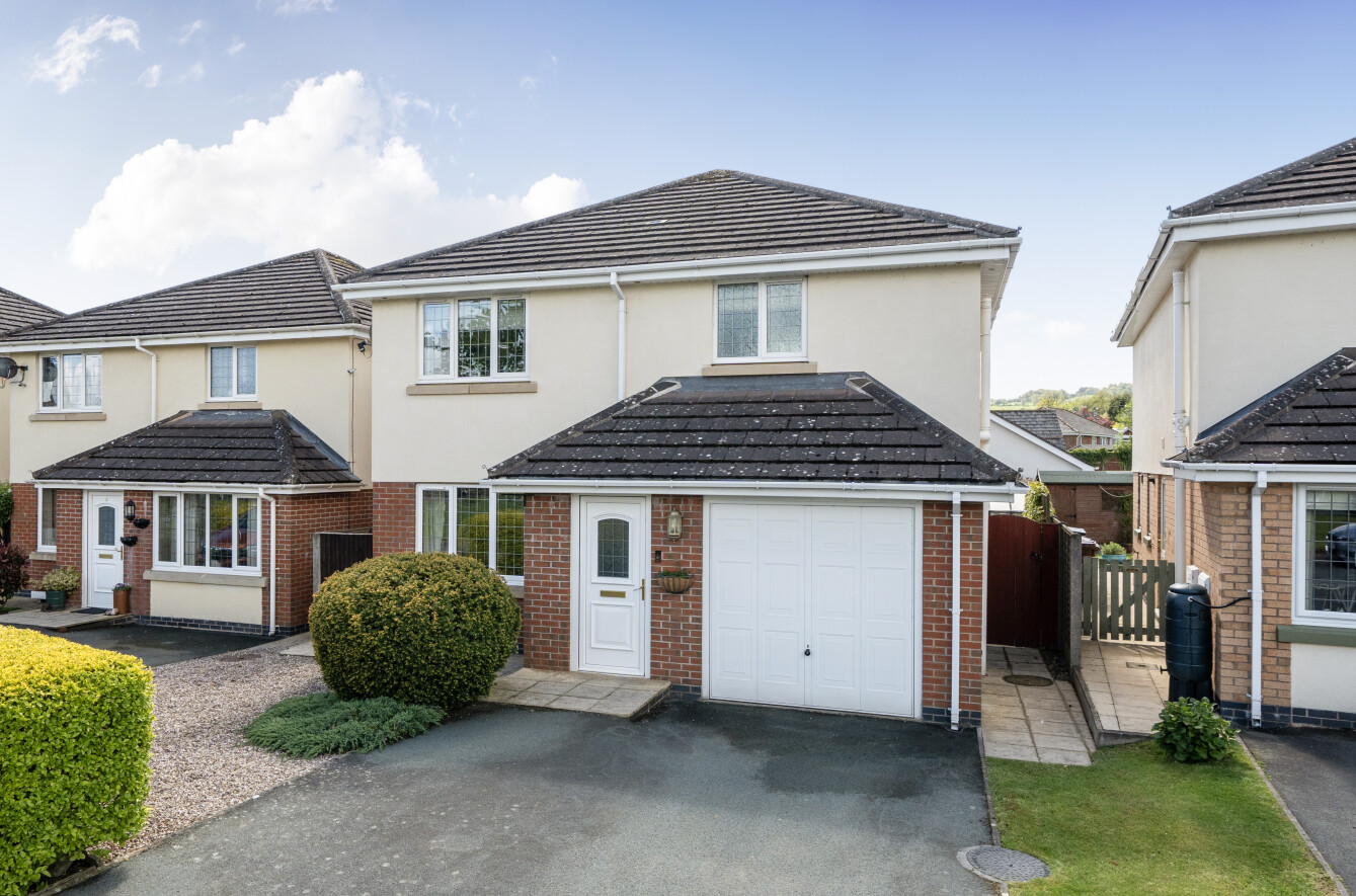 3 bedroom Detached house Under Offer