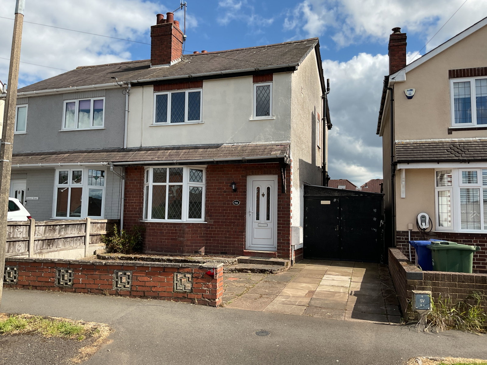 3 bedroom Semi-detached house Under Offer