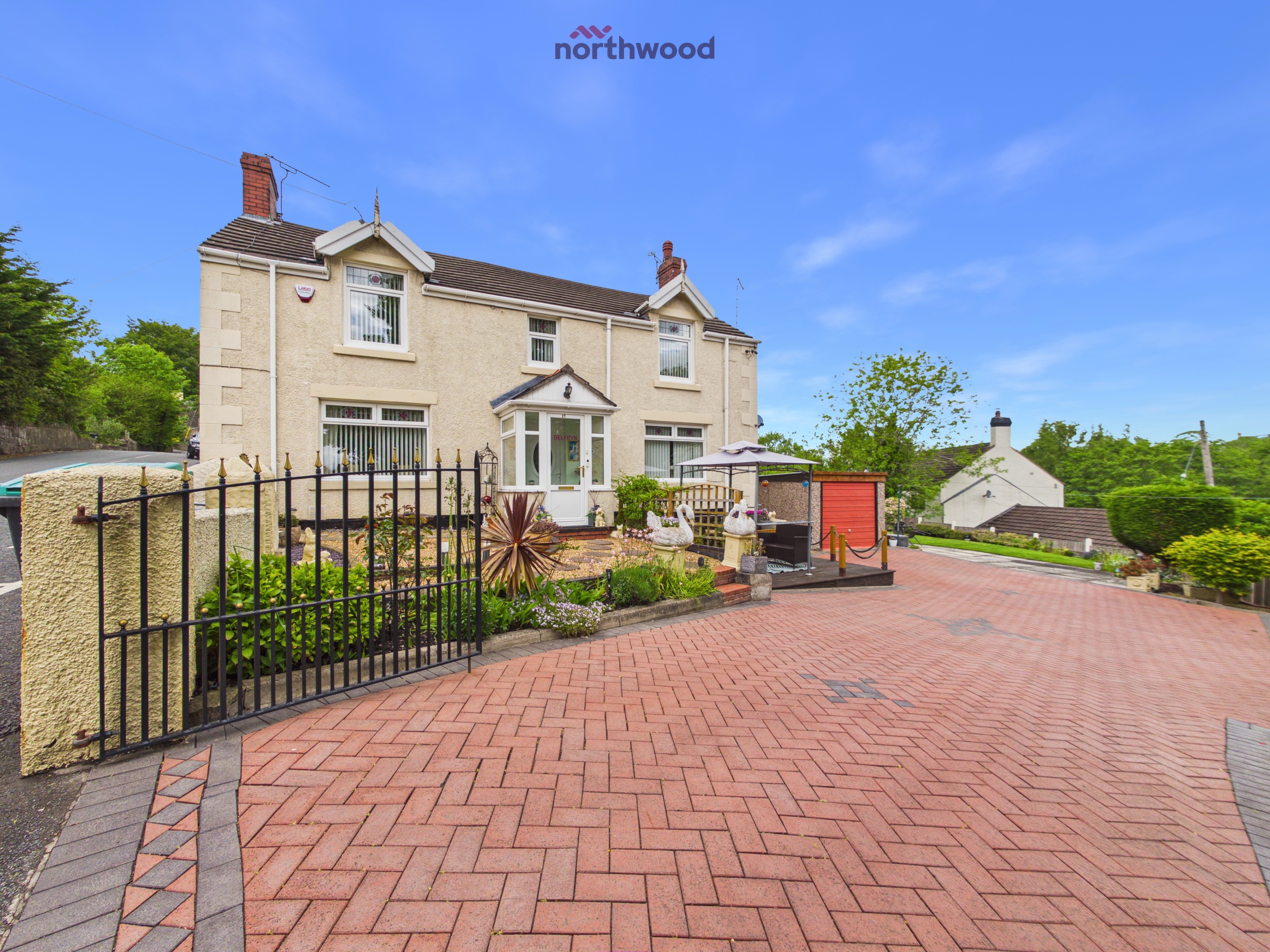 3 bedroom Detached house Under Offer