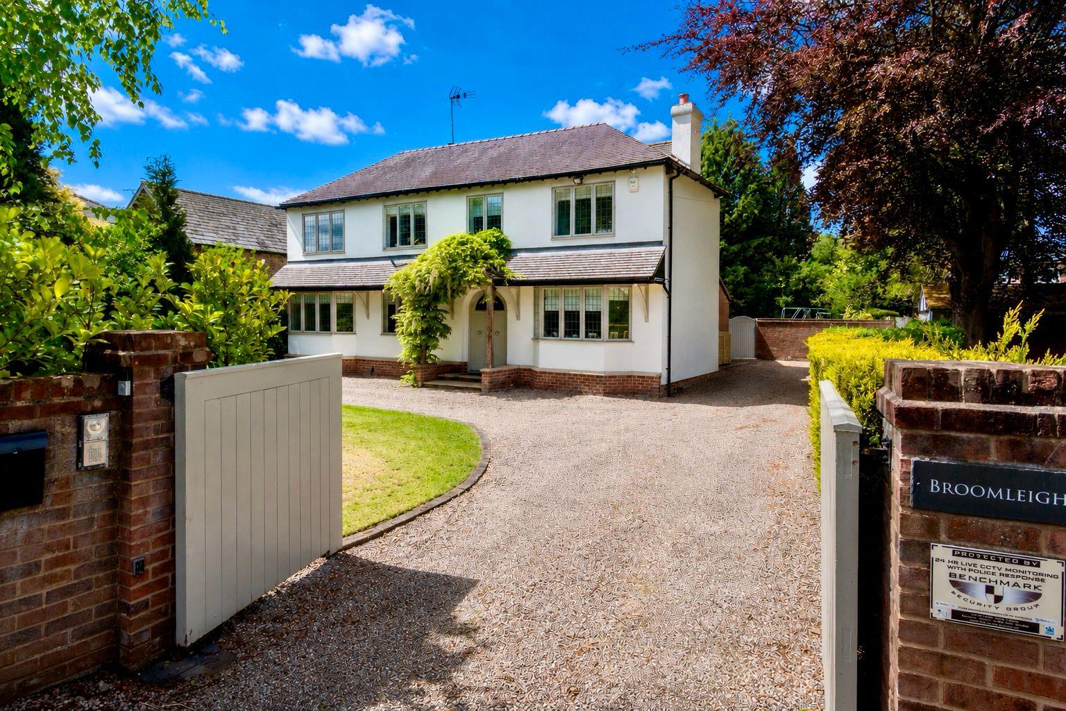 5 bedroom Detached house Under Offer