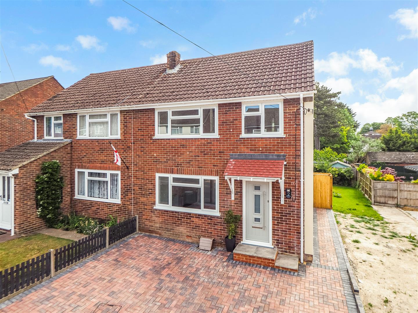 3 bedroom Semi-detached house Under Offer