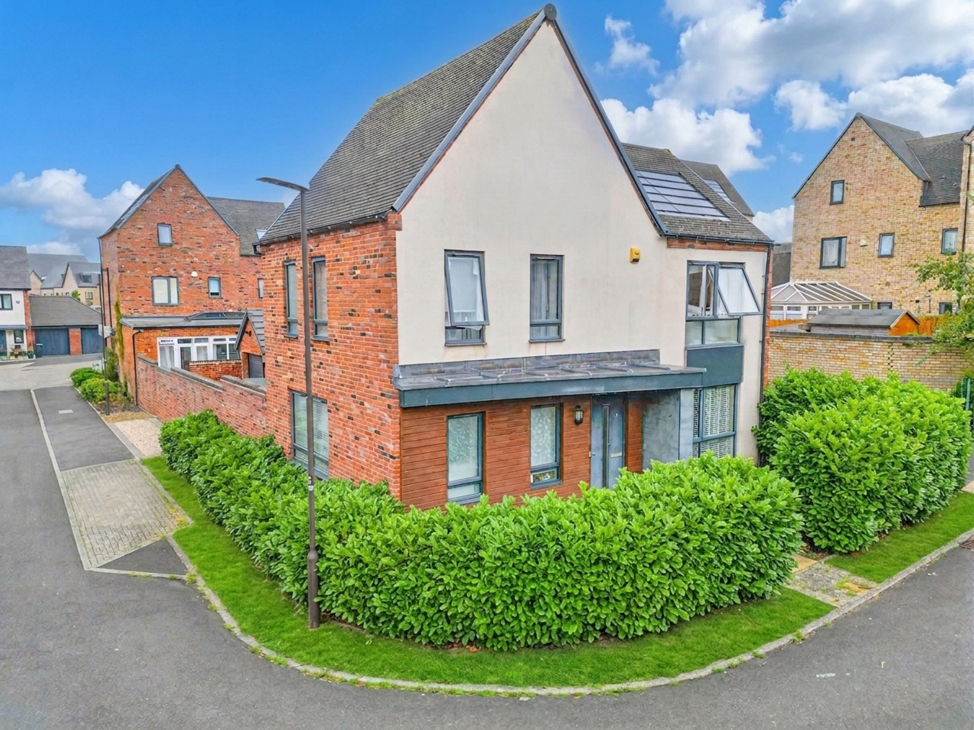 3 bedroom Detached house Under Offer