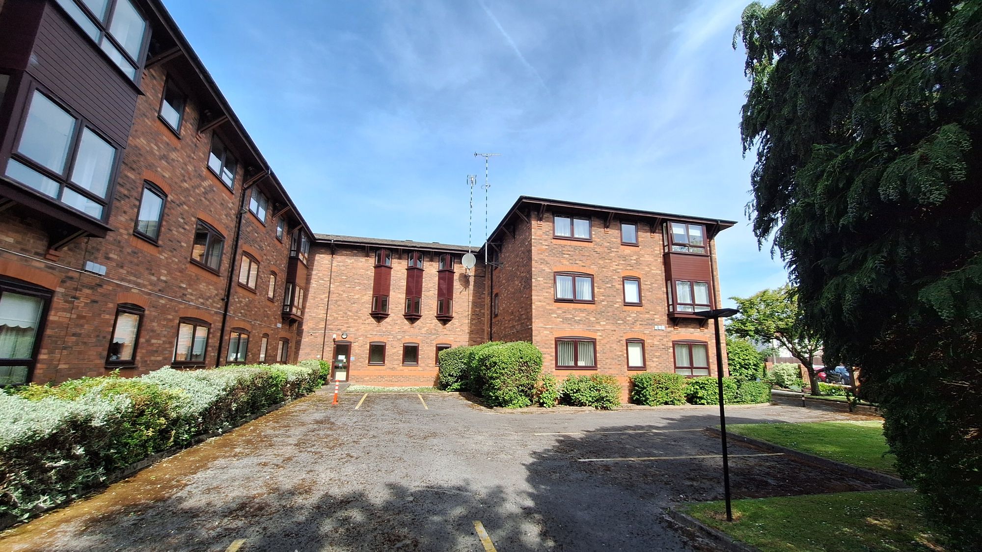 2 bedroom Flat For Sale