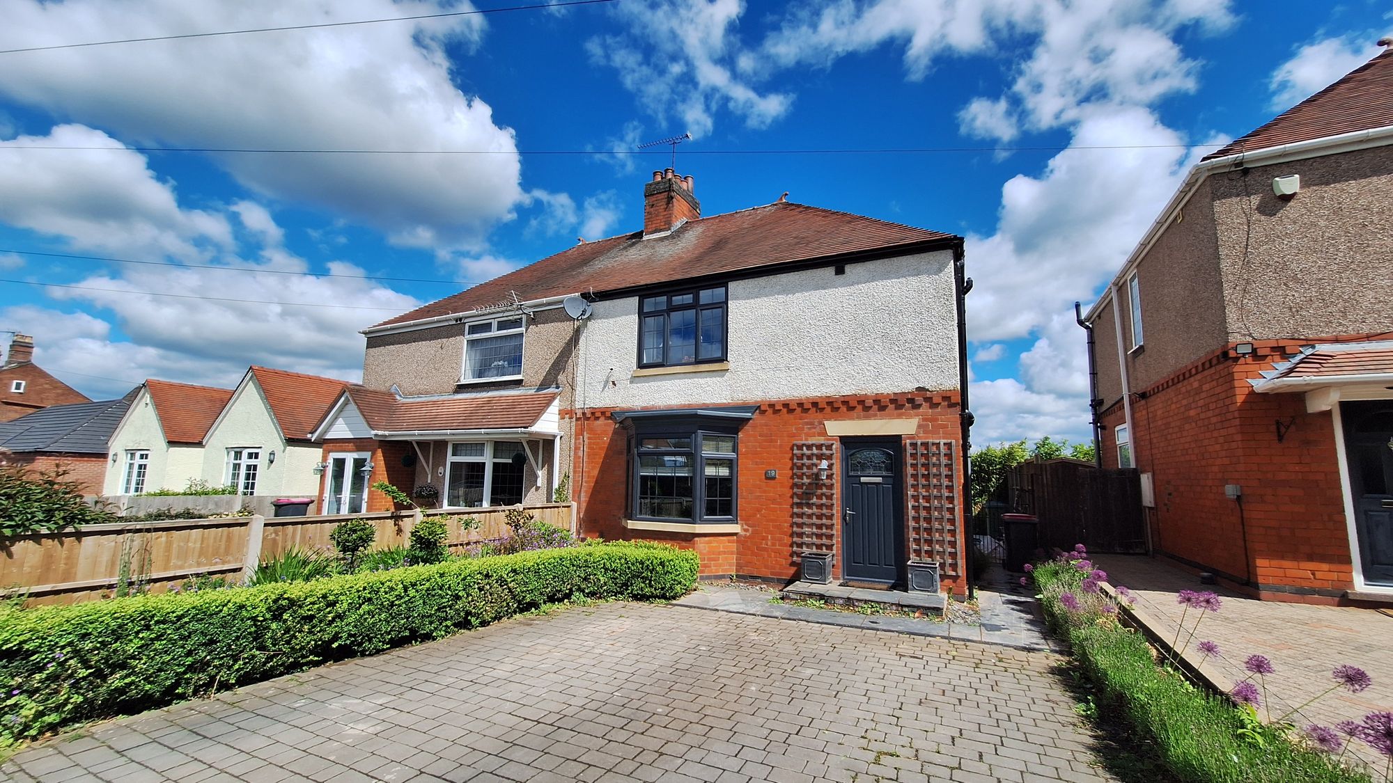 3 bedroom Semi-detached house Under Offer
